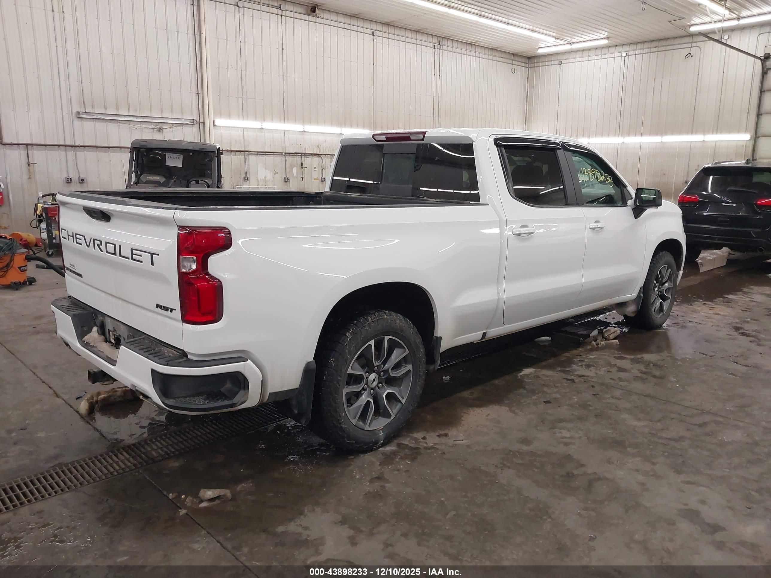 CHEVROLET SILVERADO image 4