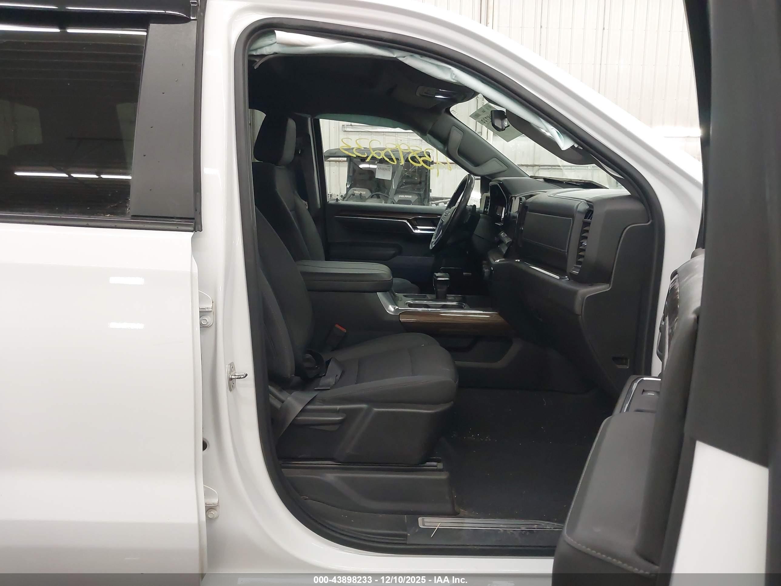 CHEVROLET SILVERADO image 5