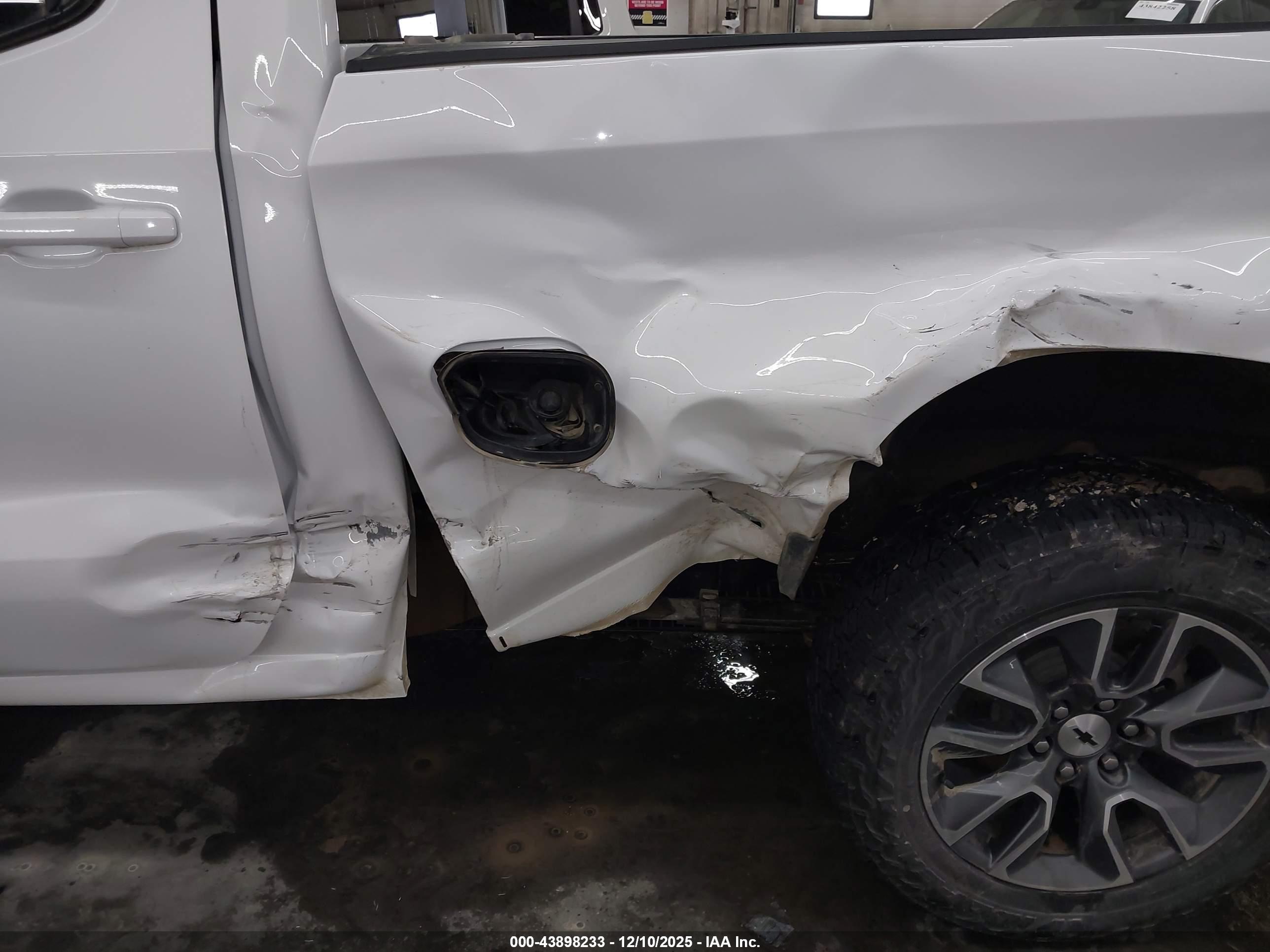 CHEVROLET SILVERADO image 6