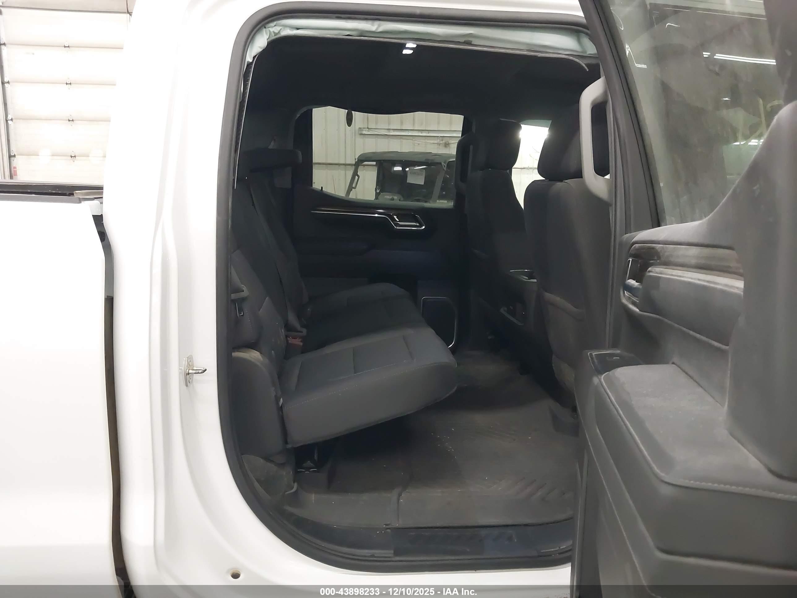 CHEVROLET SILVERADO image 8