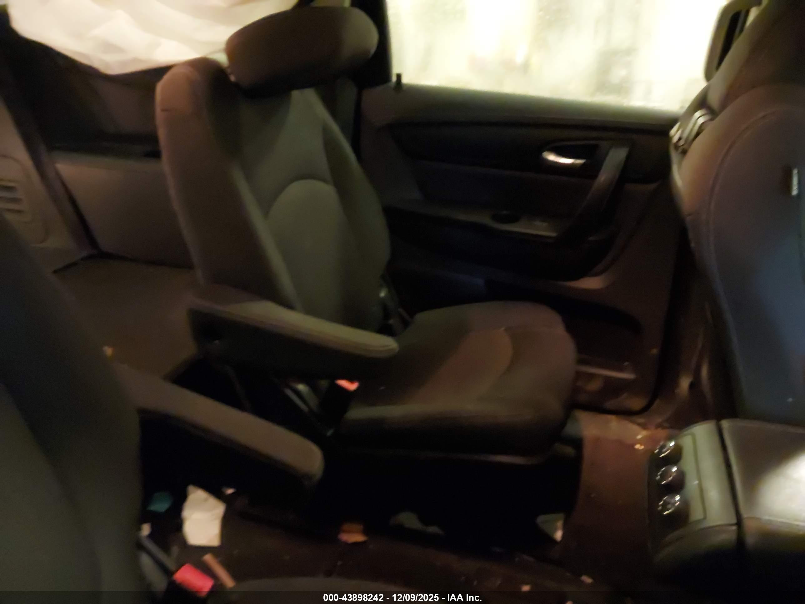 CHEVROLET TRAVERSE image 8