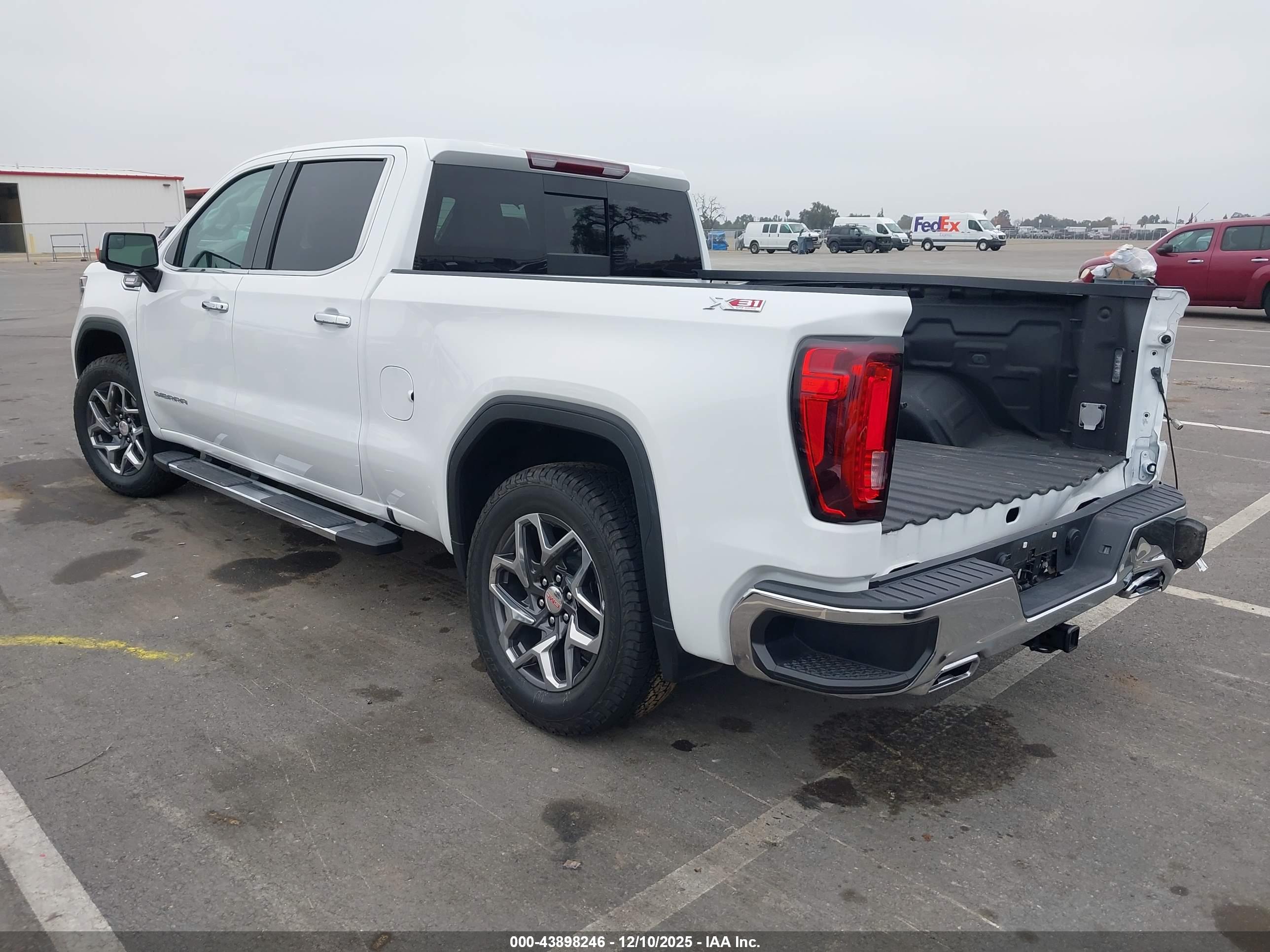 GMC SIERRA image 3