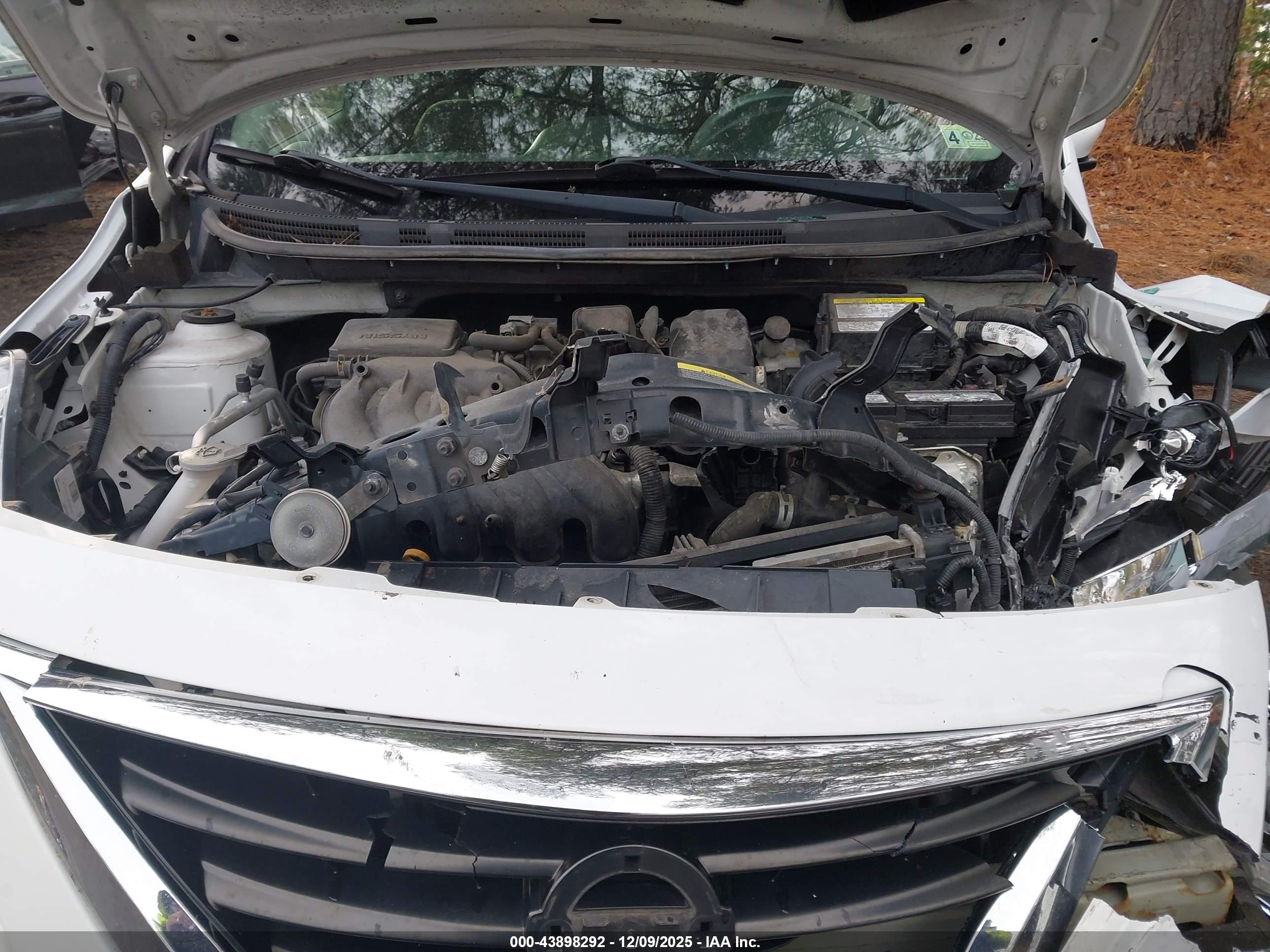 NISSAN VERSA image 10