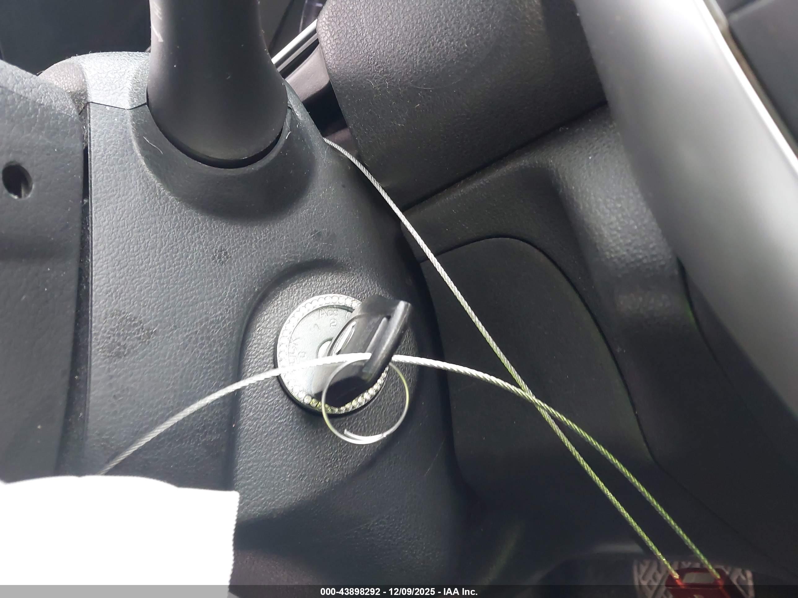 NISSAN VERSA image 11