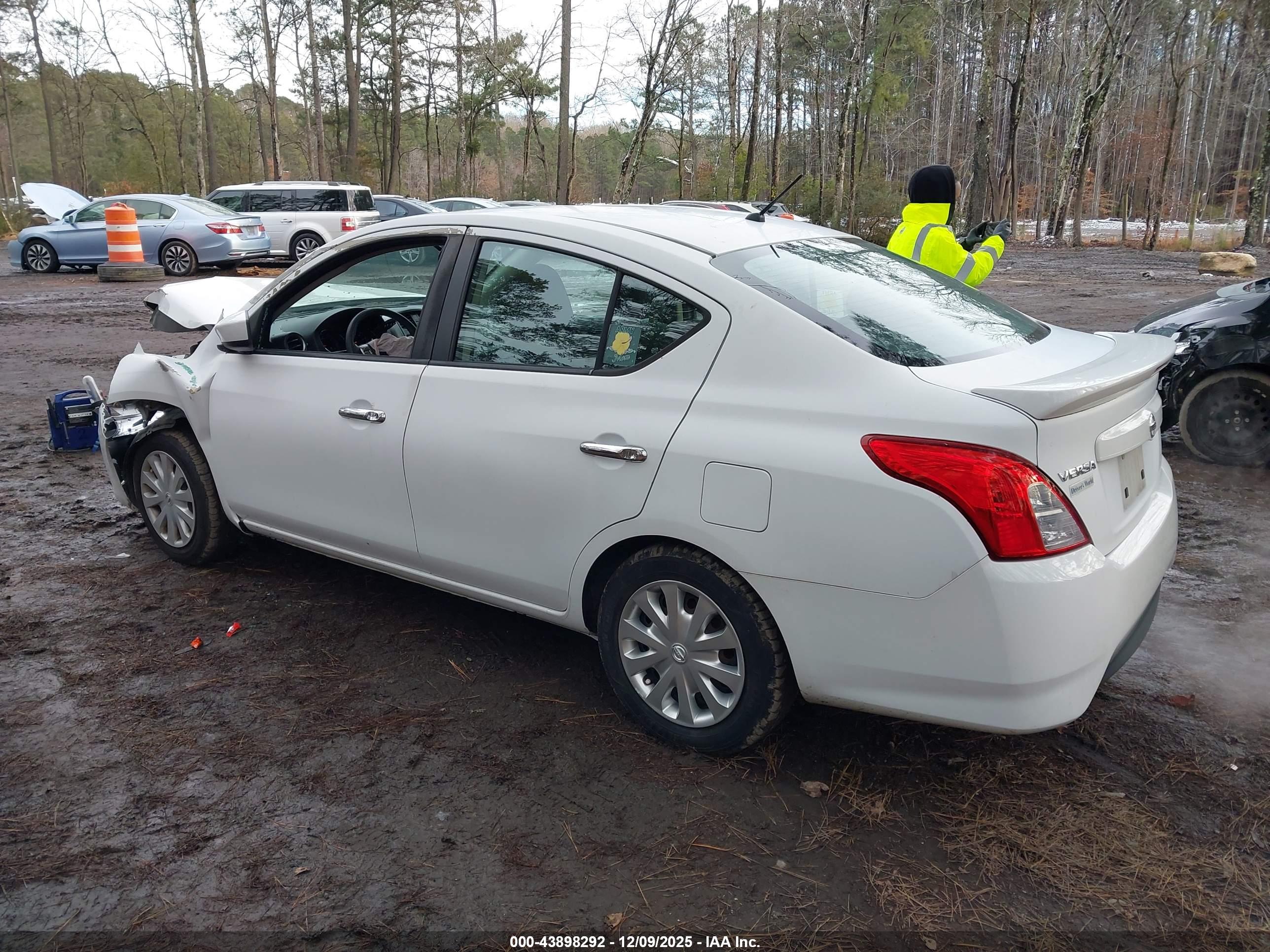 NISSAN VERSA image 3