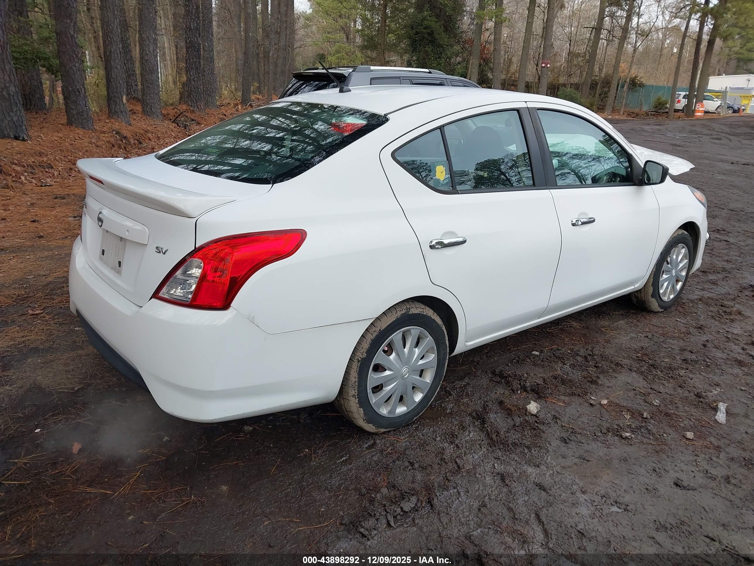 NISSAN VERSA image 4