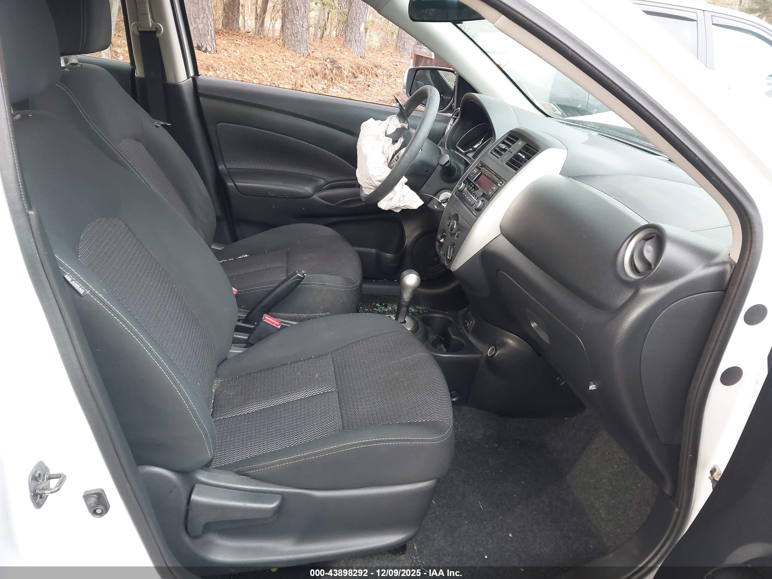 NISSAN VERSA image 5