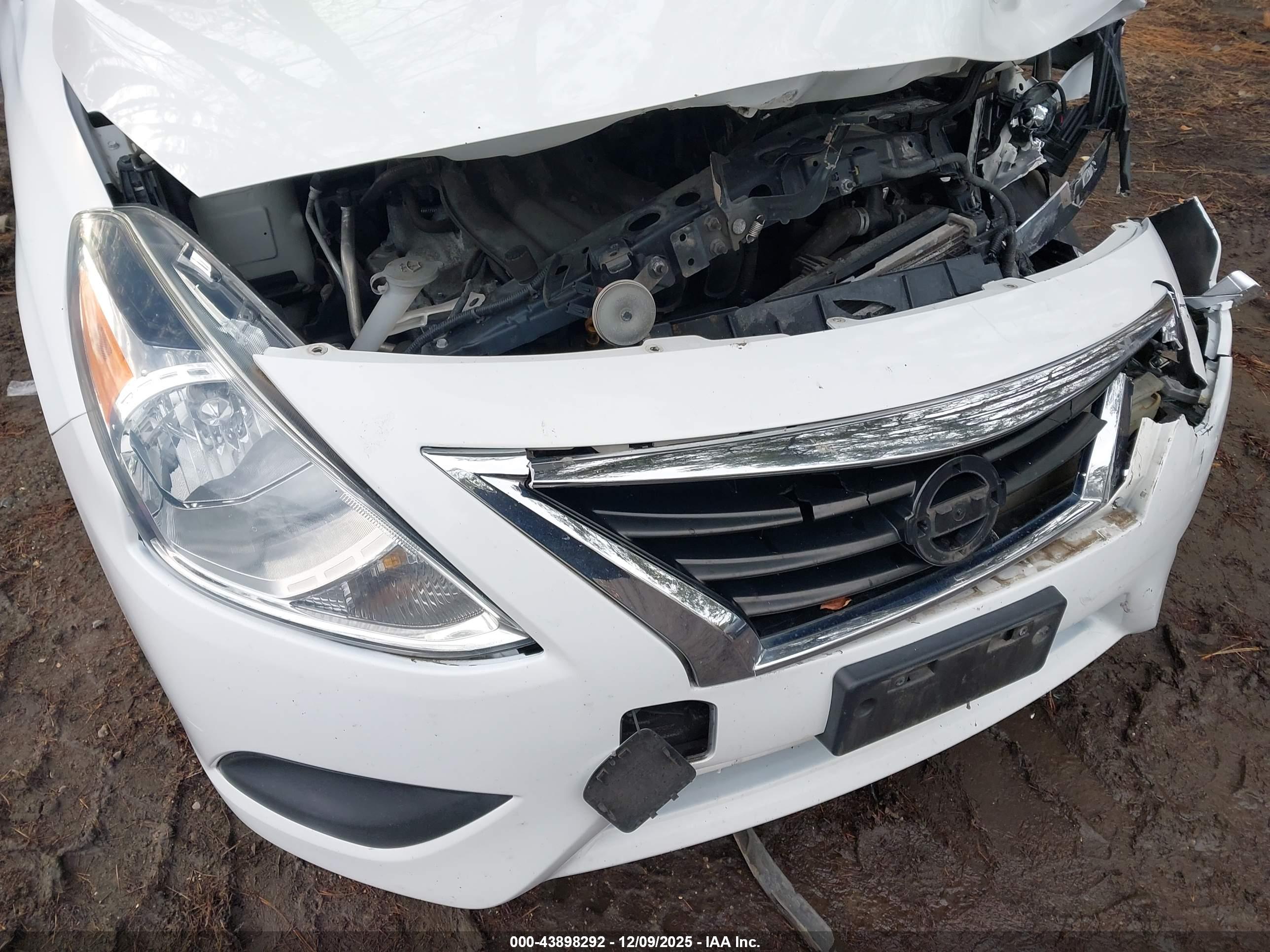 NISSAN VERSA image 6