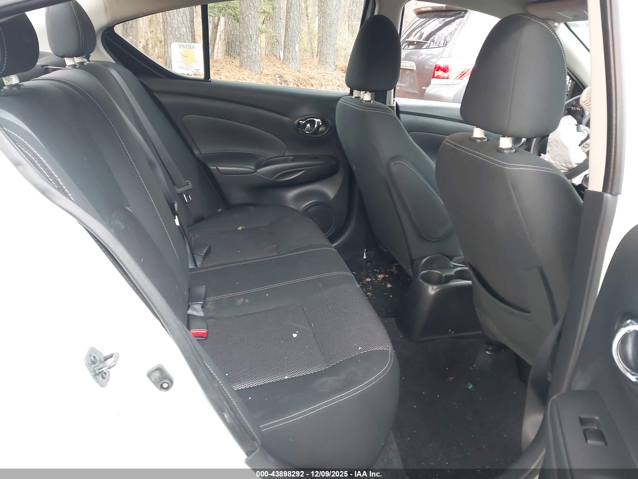 NISSAN VERSA image 8