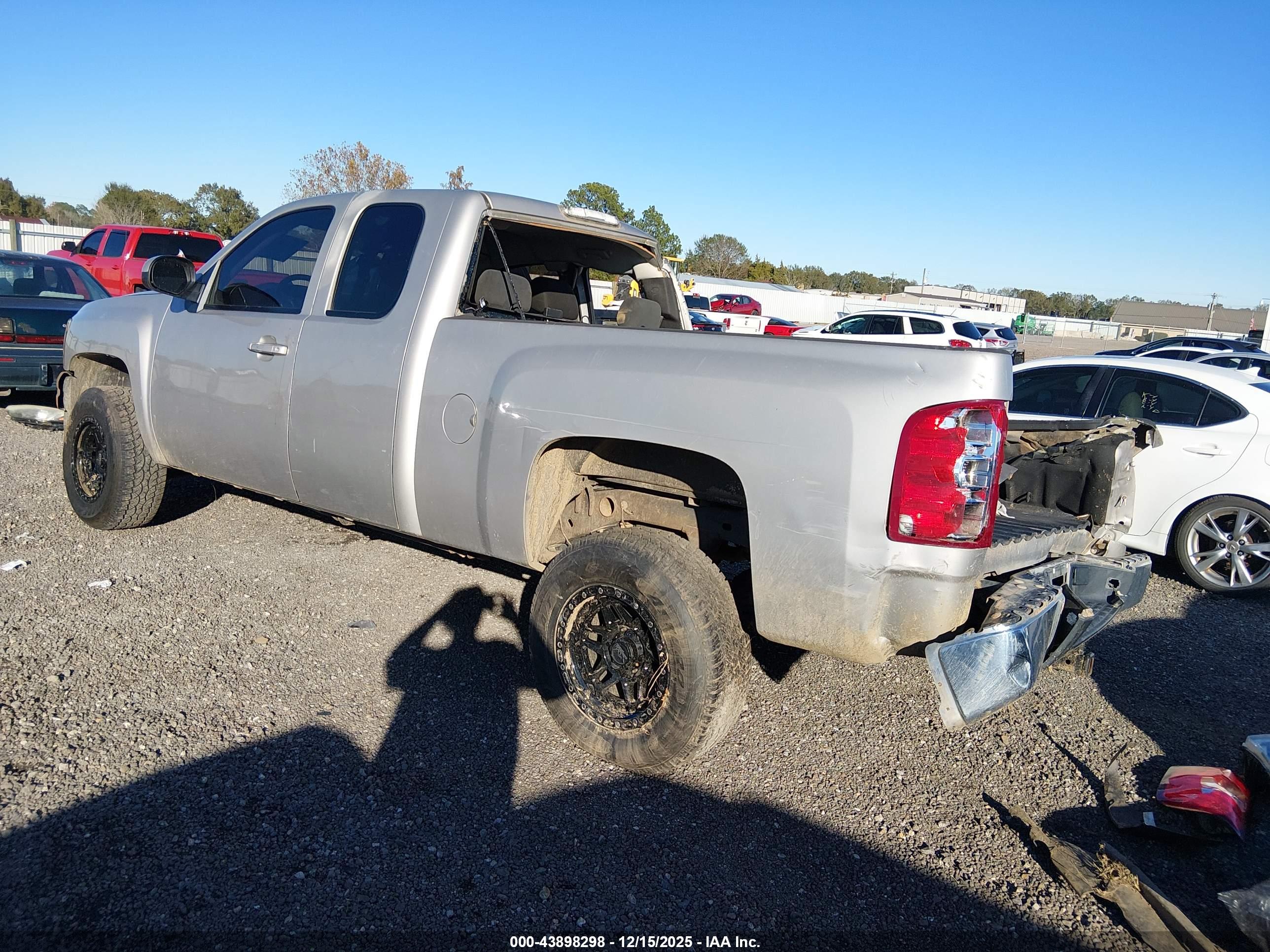 CHEVROLET SILVERADO image 3