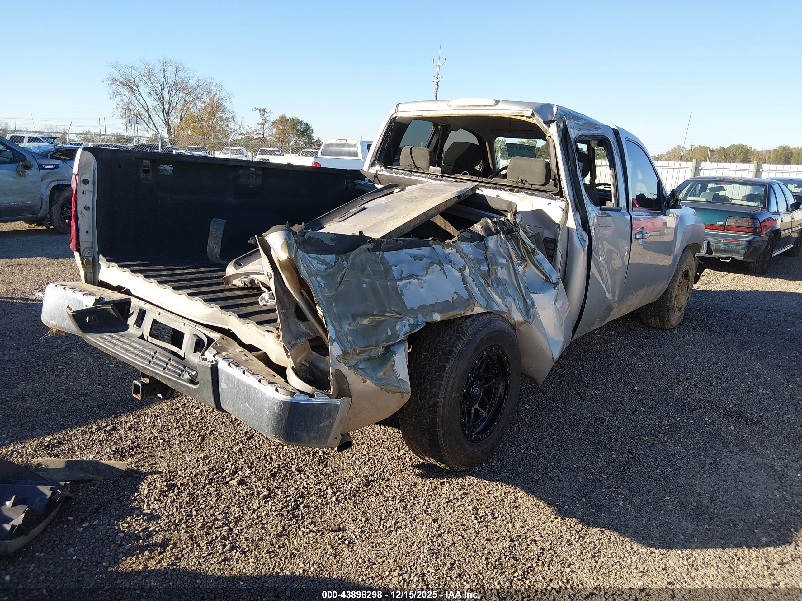 CHEVROLET SILVERADO image 4