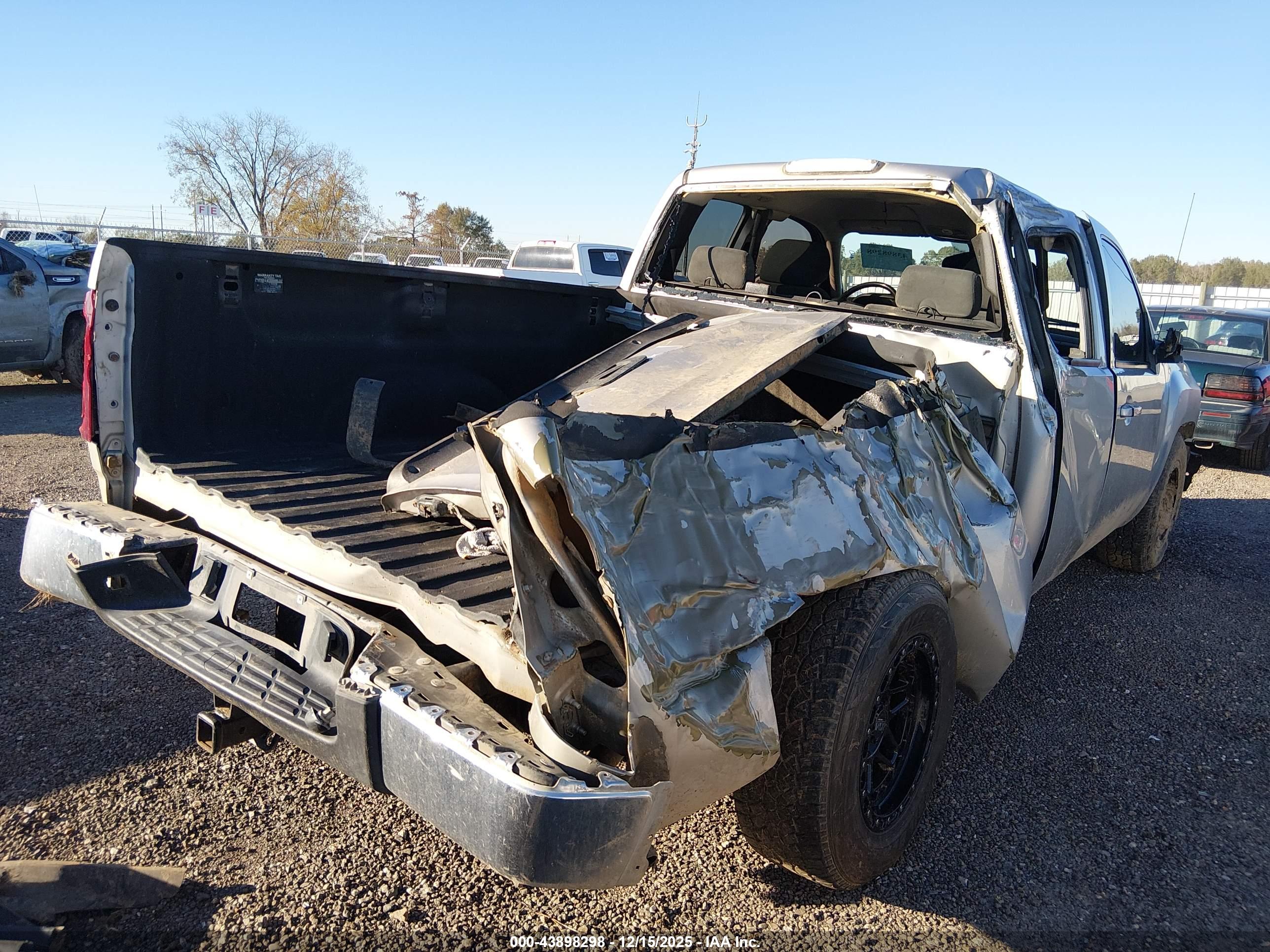 CHEVROLET SILVERADO image 6