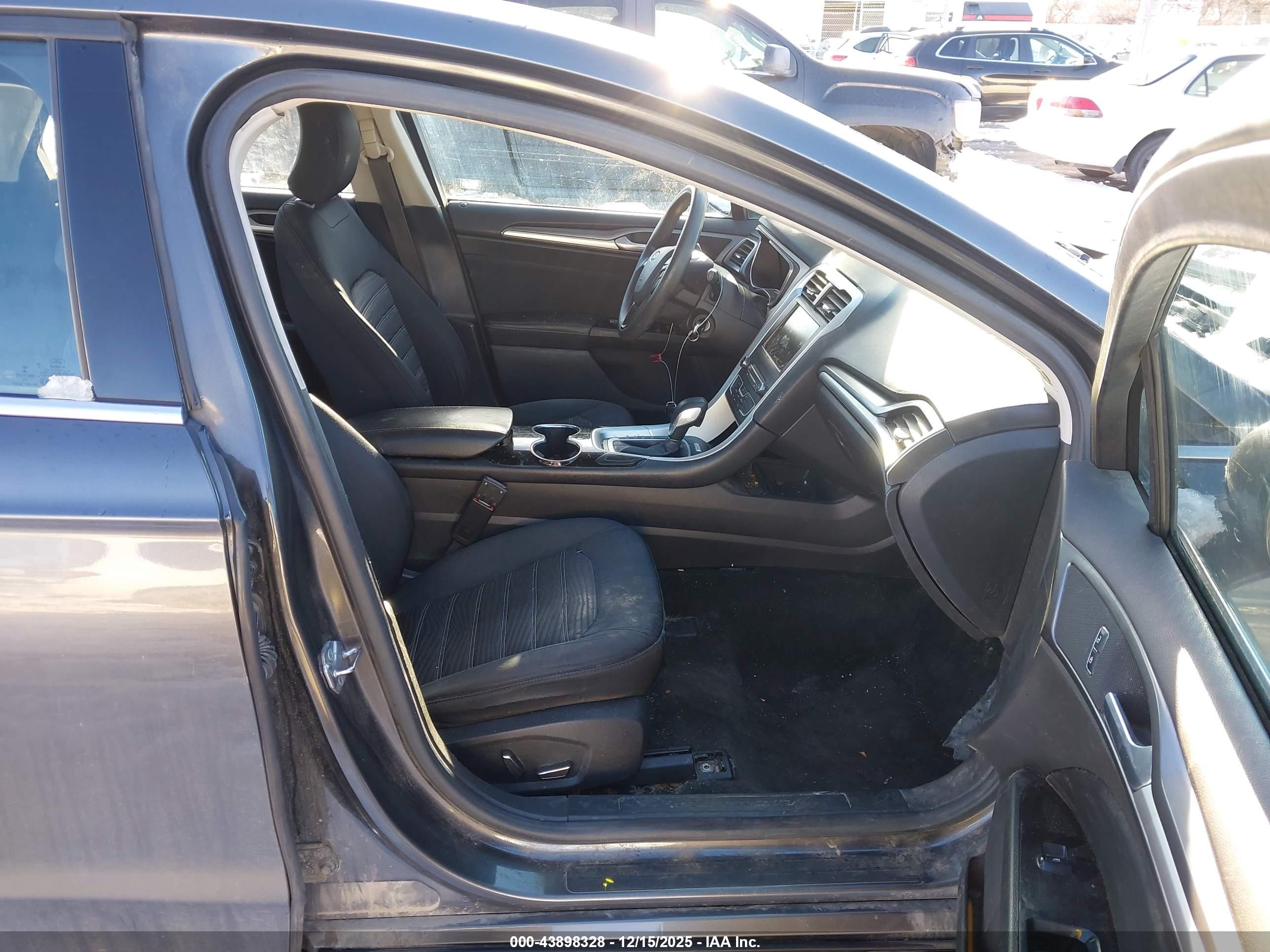 FORD FUSION image 5