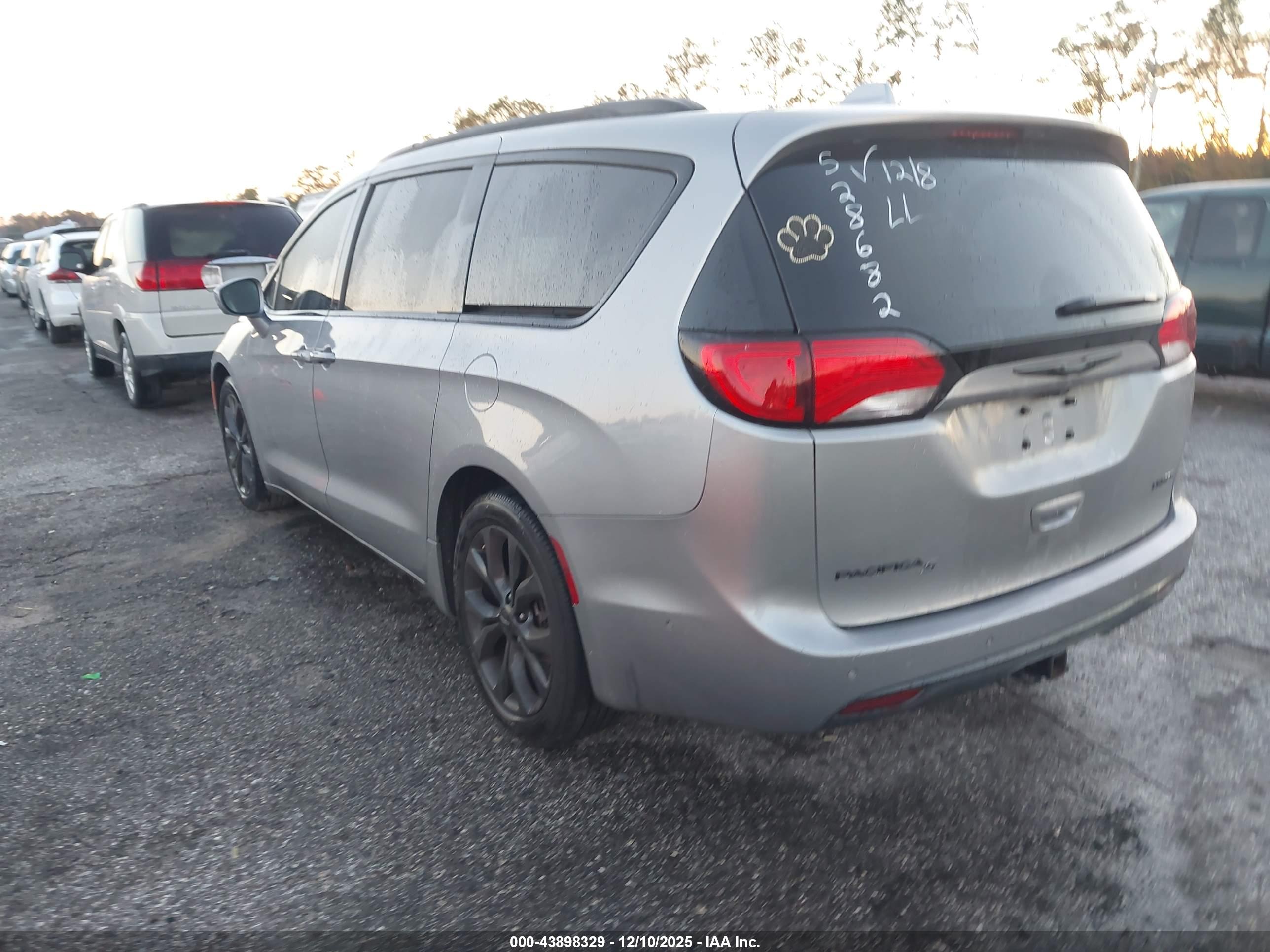 CHRYSLER PACIFICA image 3