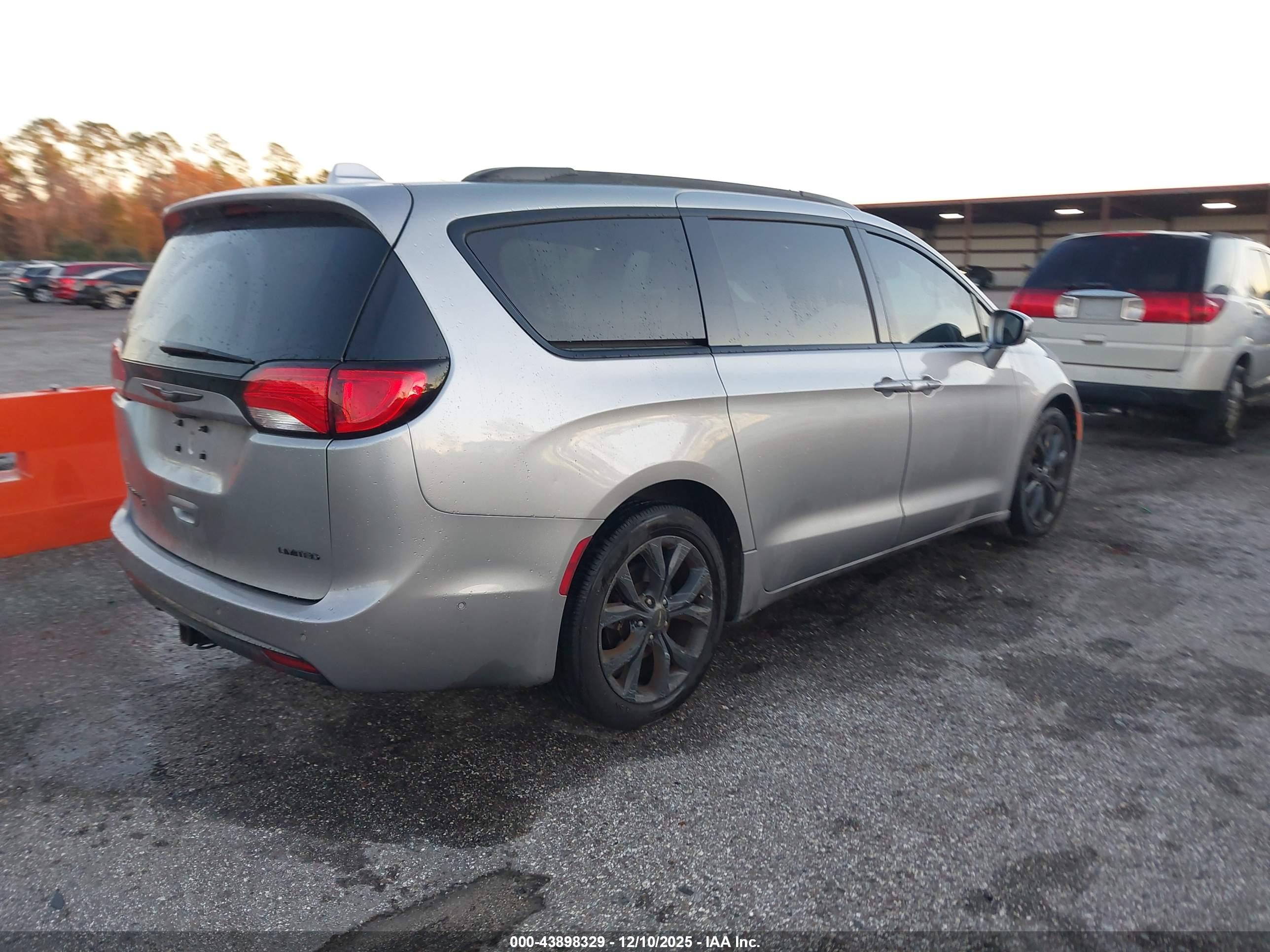 CHRYSLER PACIFICA image 4