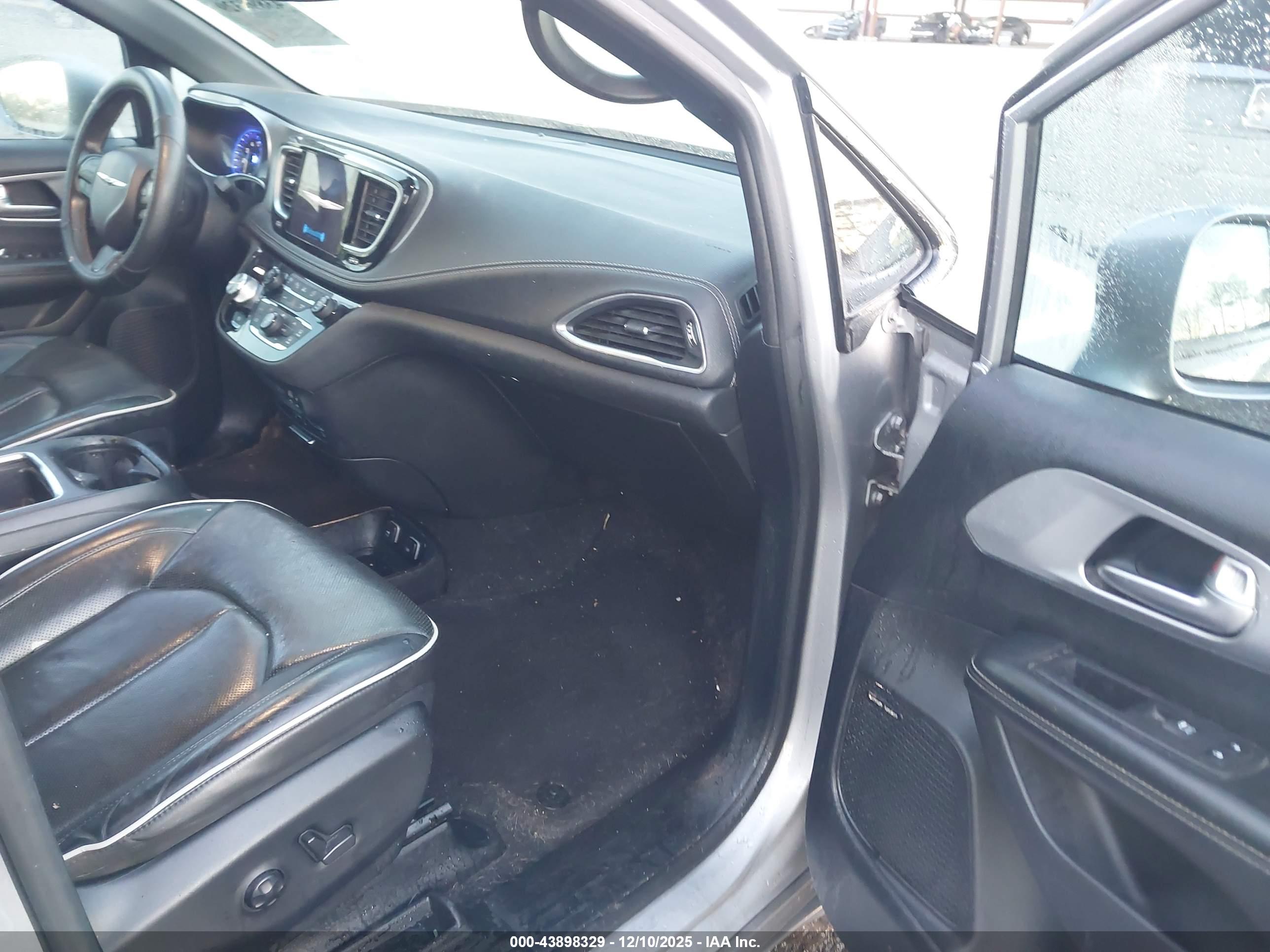 CHRYSLER PACIFICA image 5