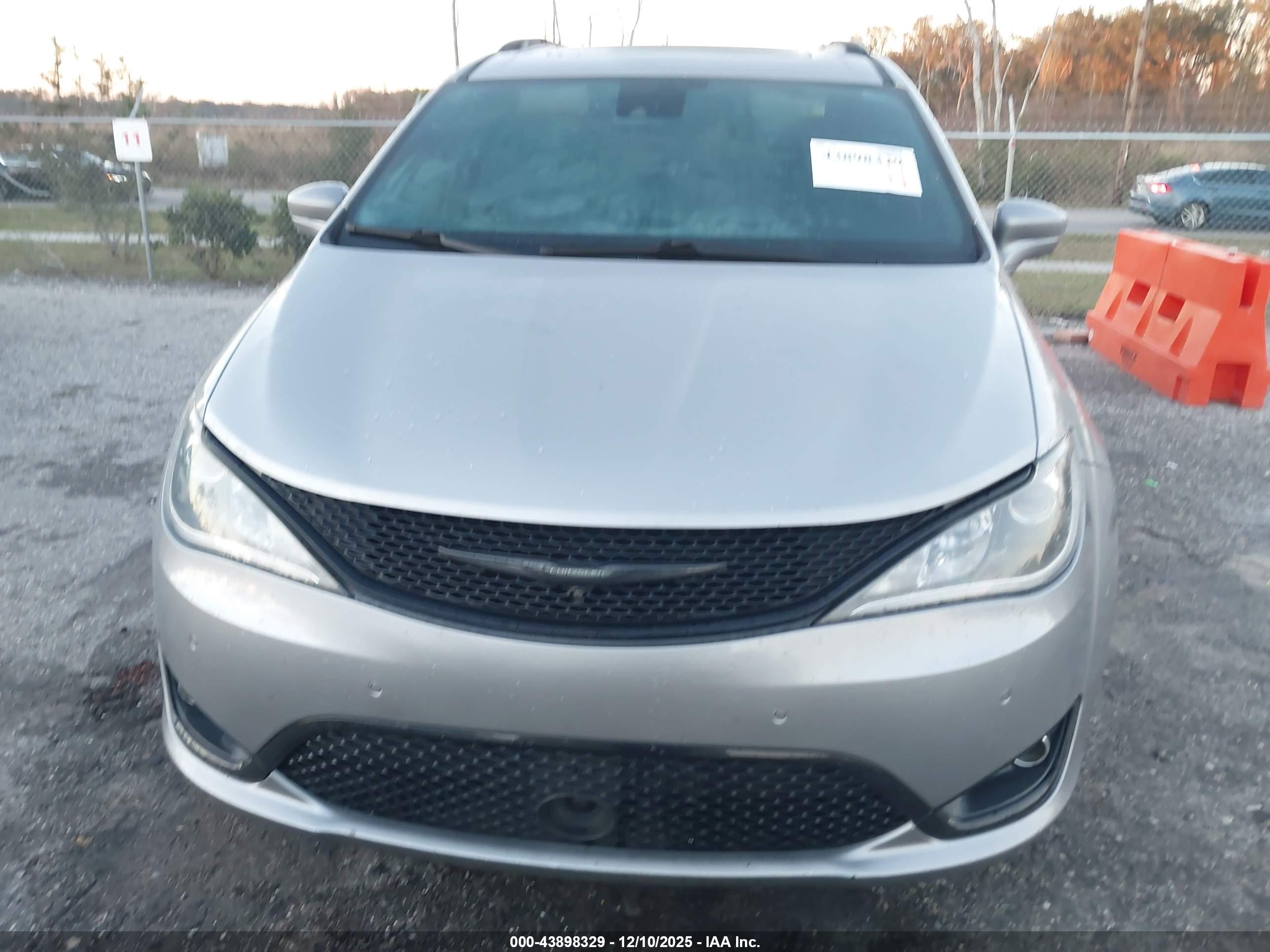 CHRYSLER PACIFICA image 6
