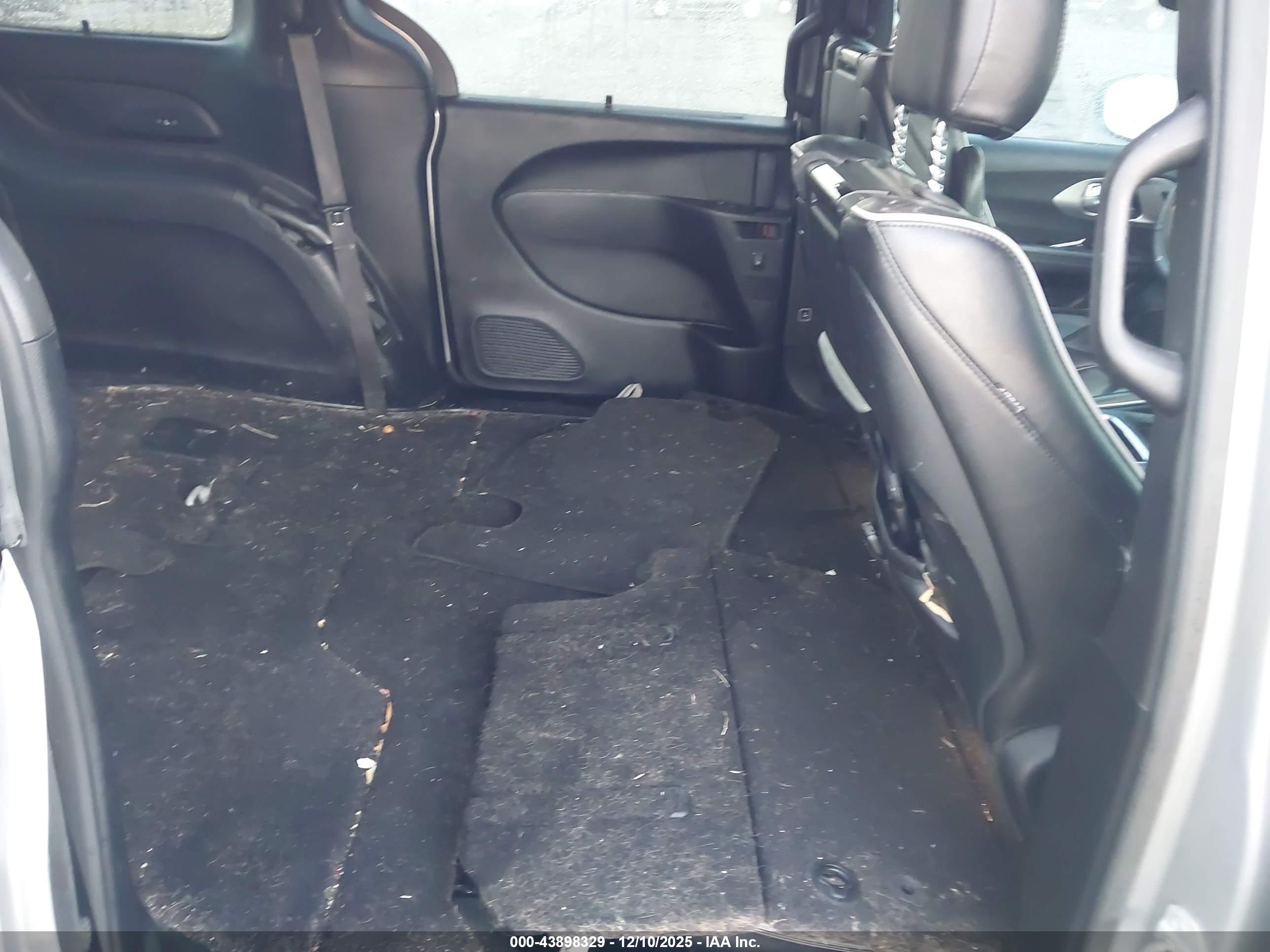 CHRYSLER PACIFICA image 8