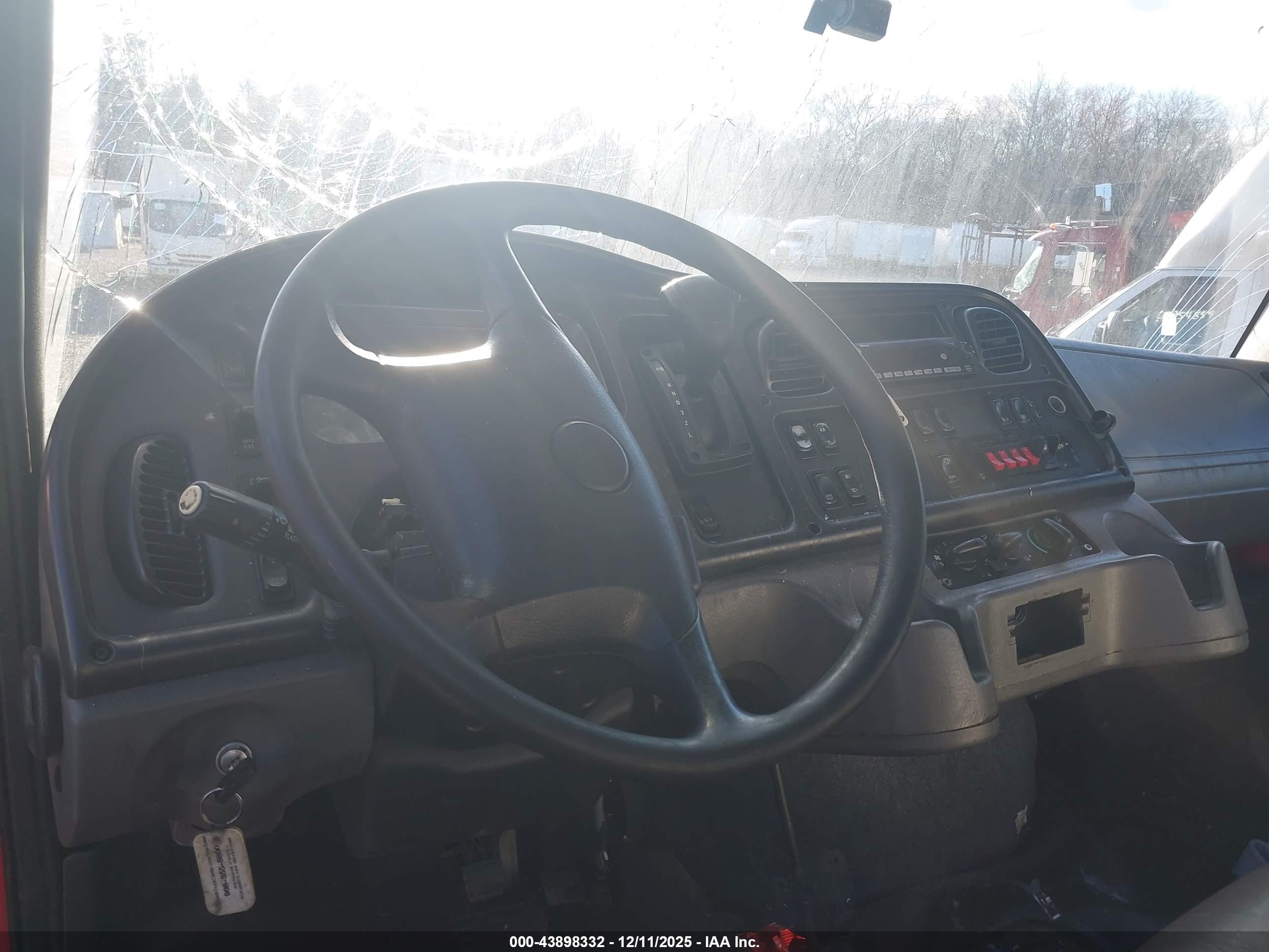 FREIGHTLINER M2 image 8