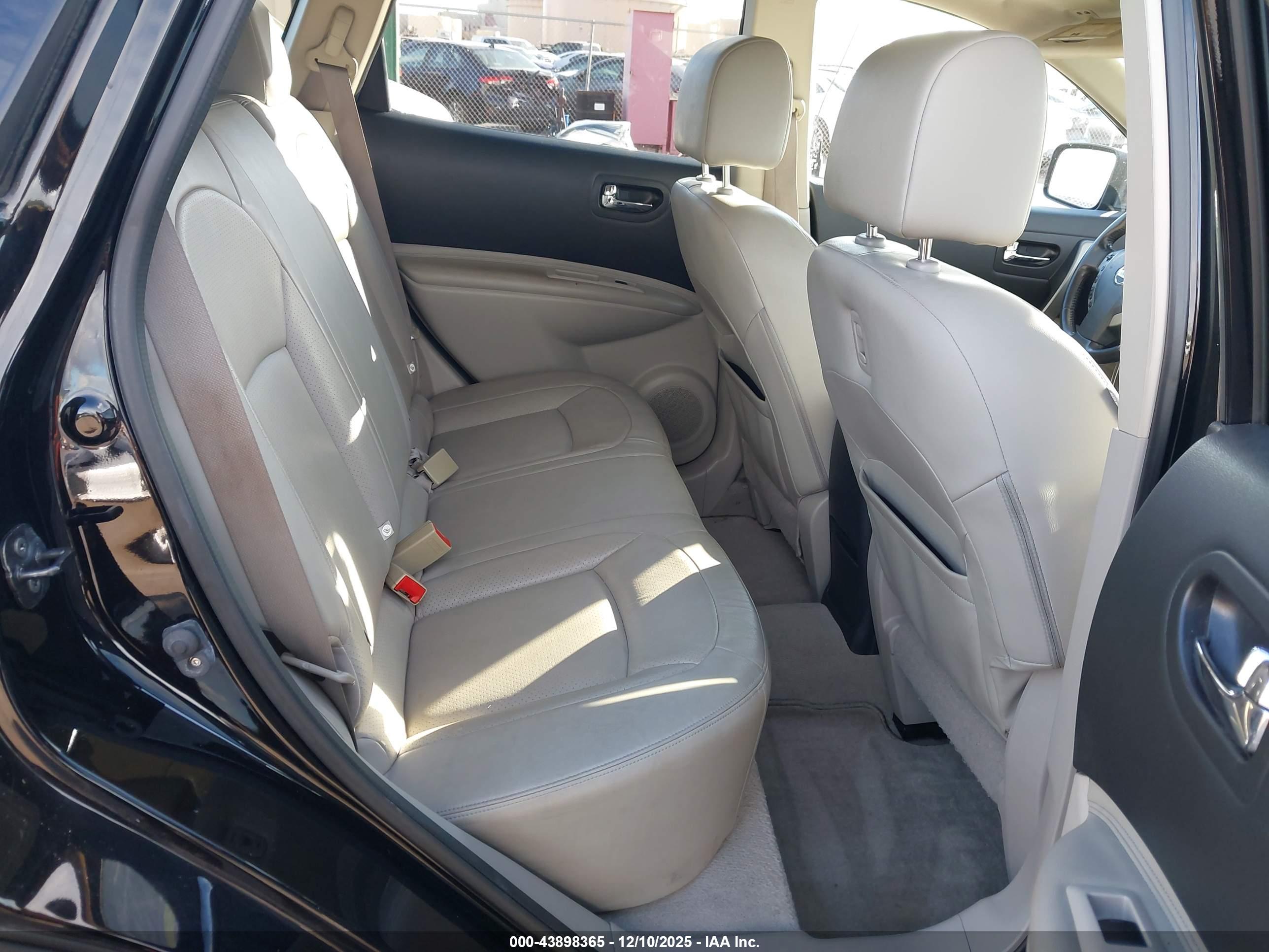 NISSAN ROGUE image 8