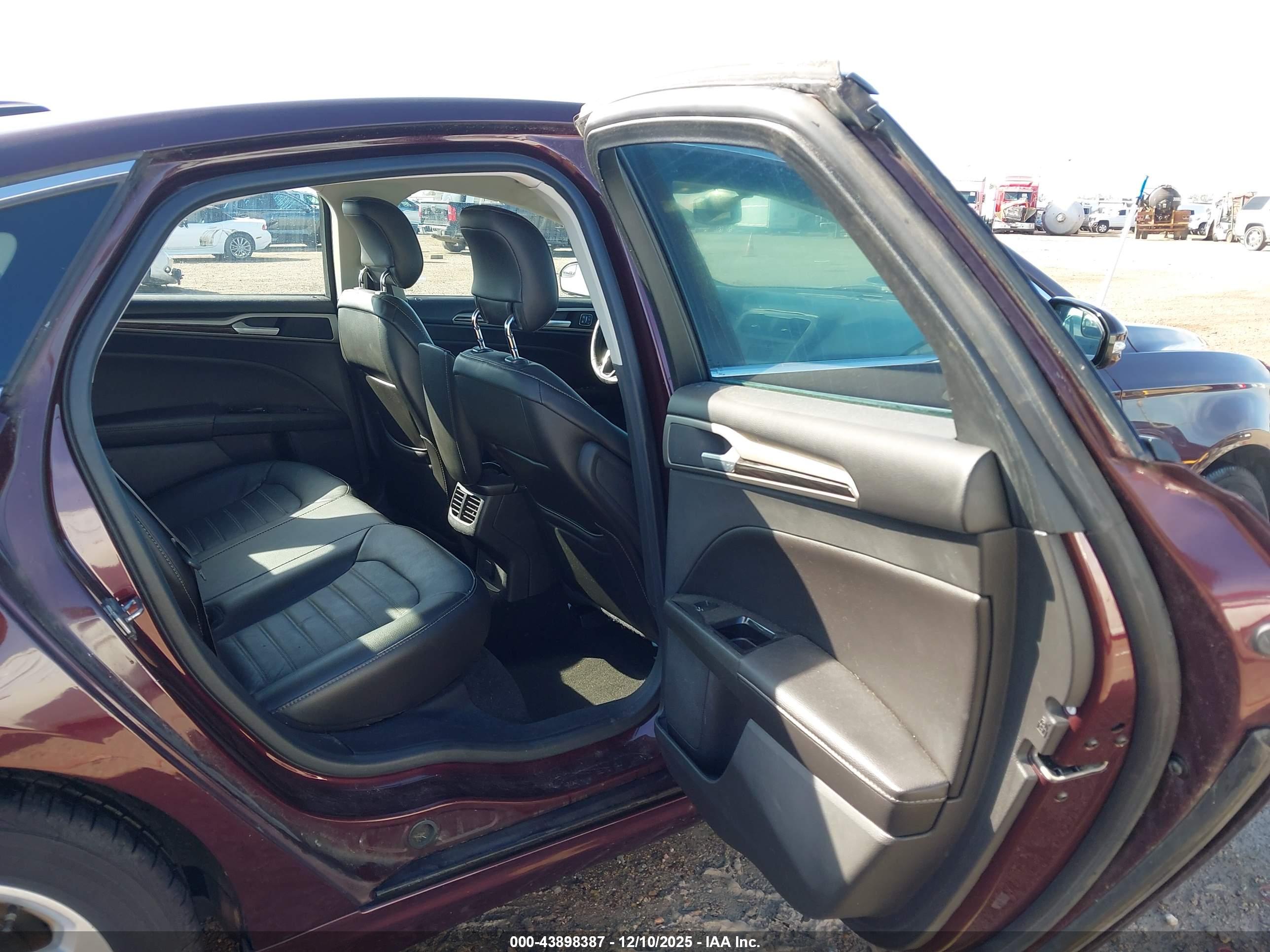 FORD FUSION image 8