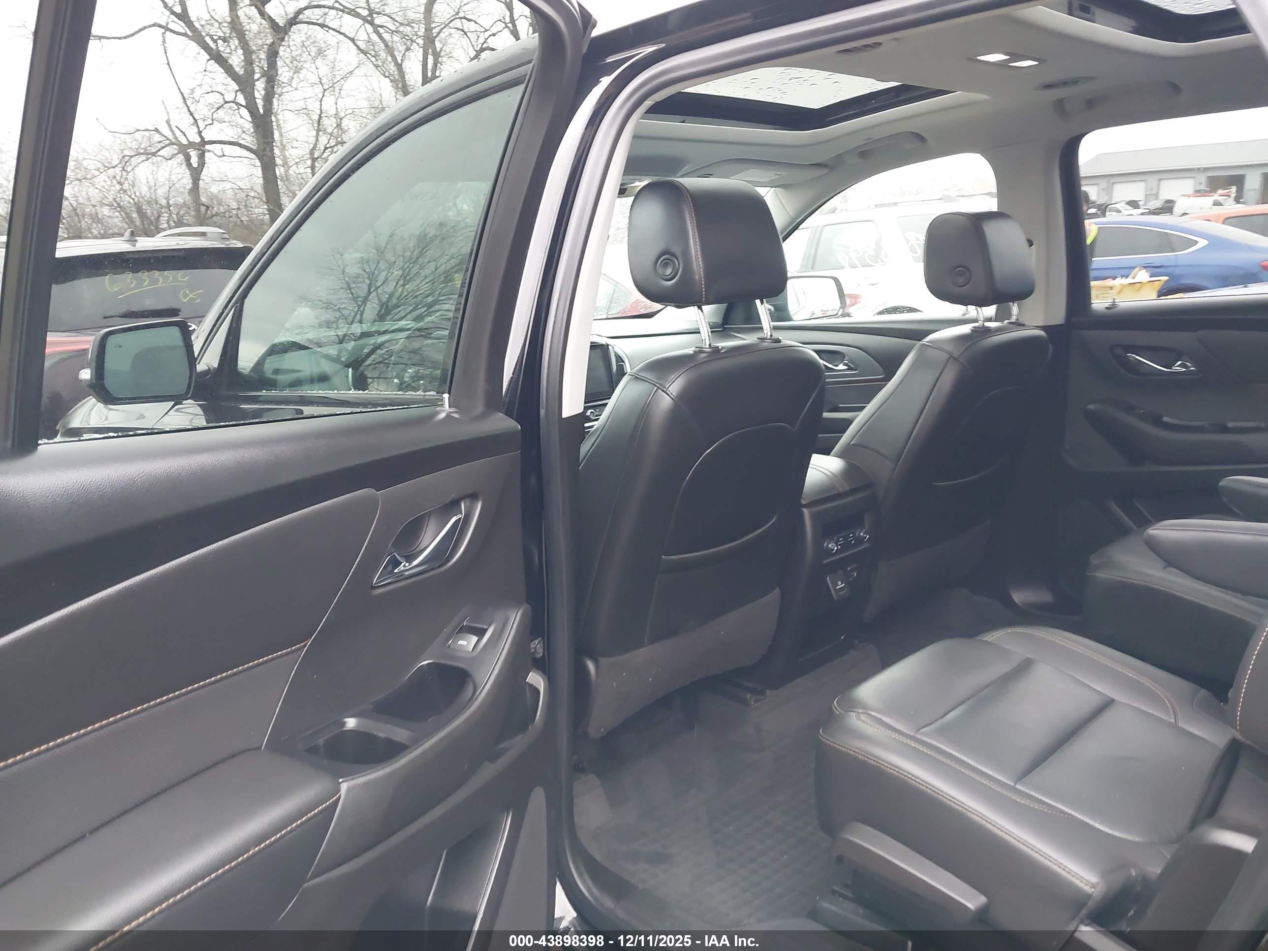 CHEVROLET TRAVERSE image 8
