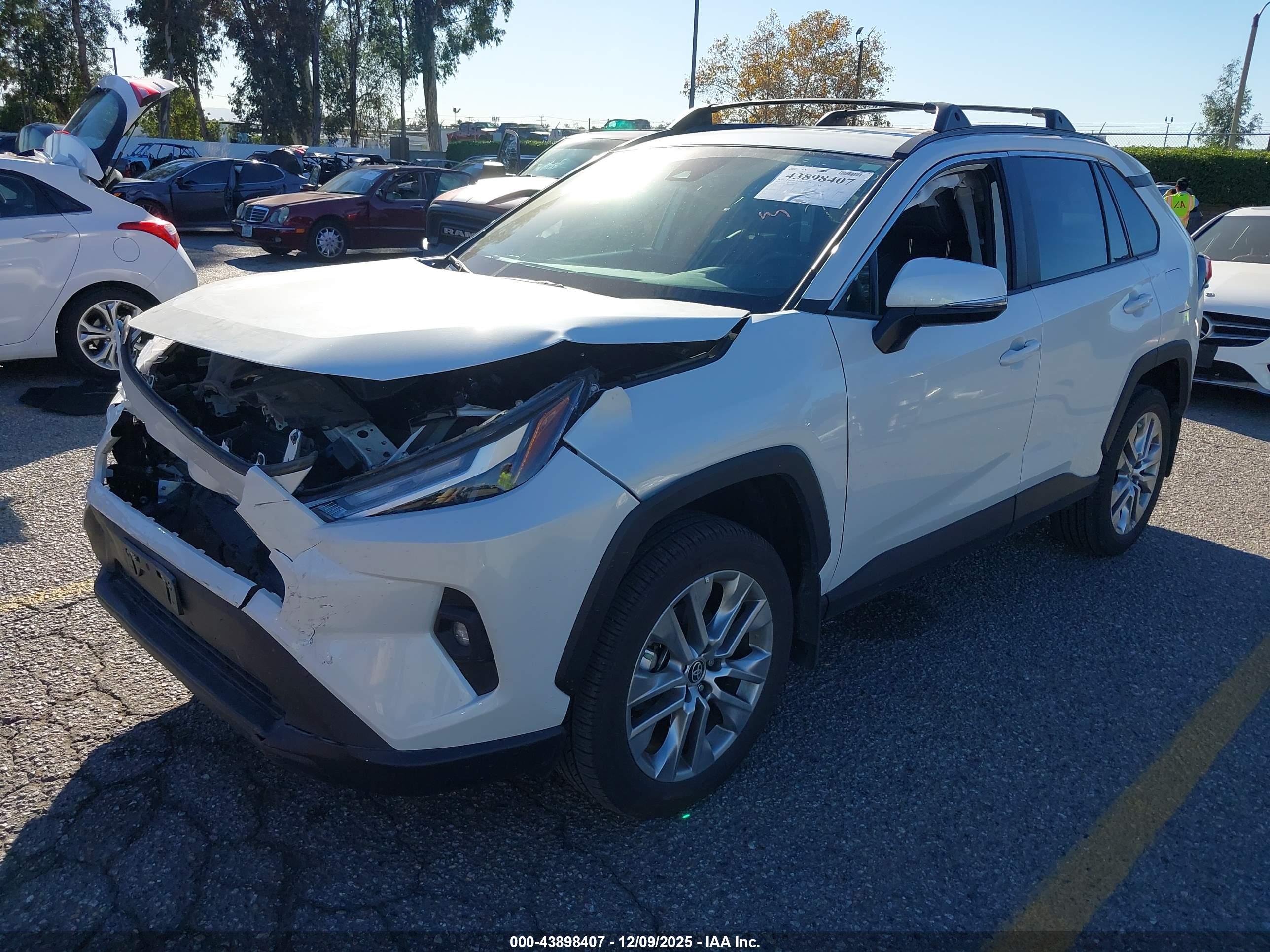 TOYOTA RAV4 image 2