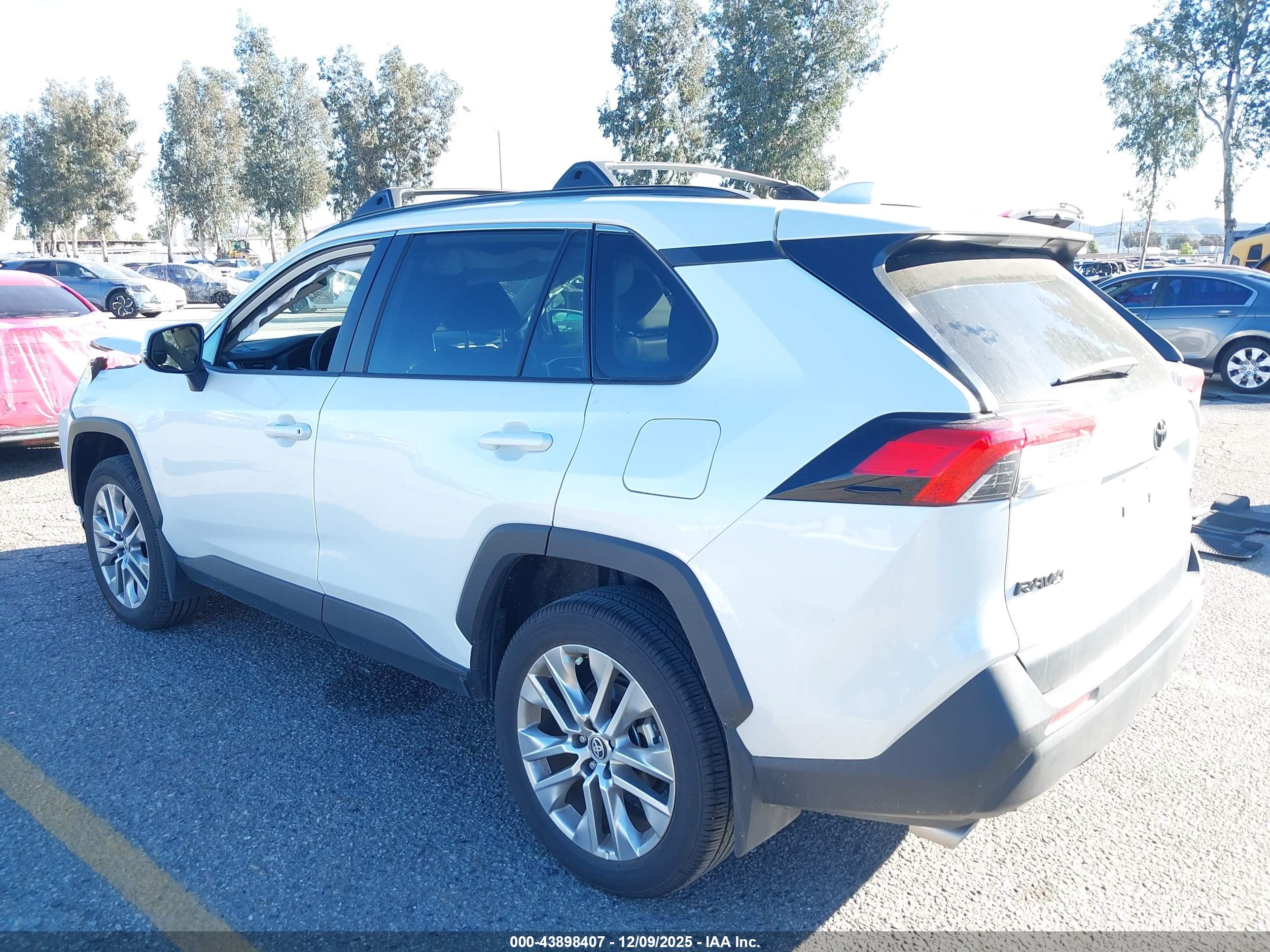 TOYOTA RAV4 image 3