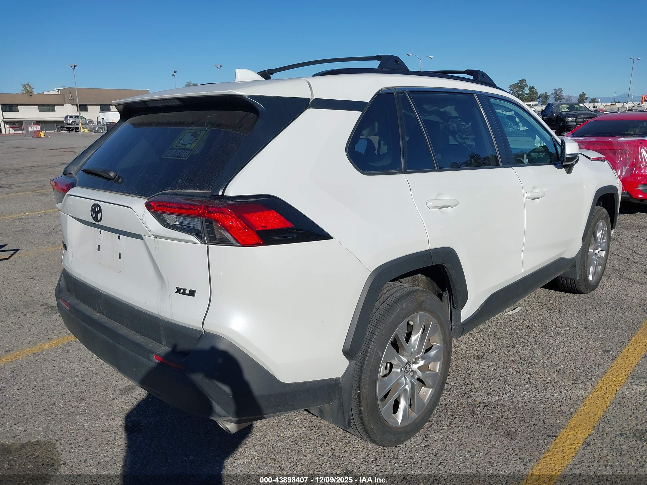 TOYOTA RAV4 image 4