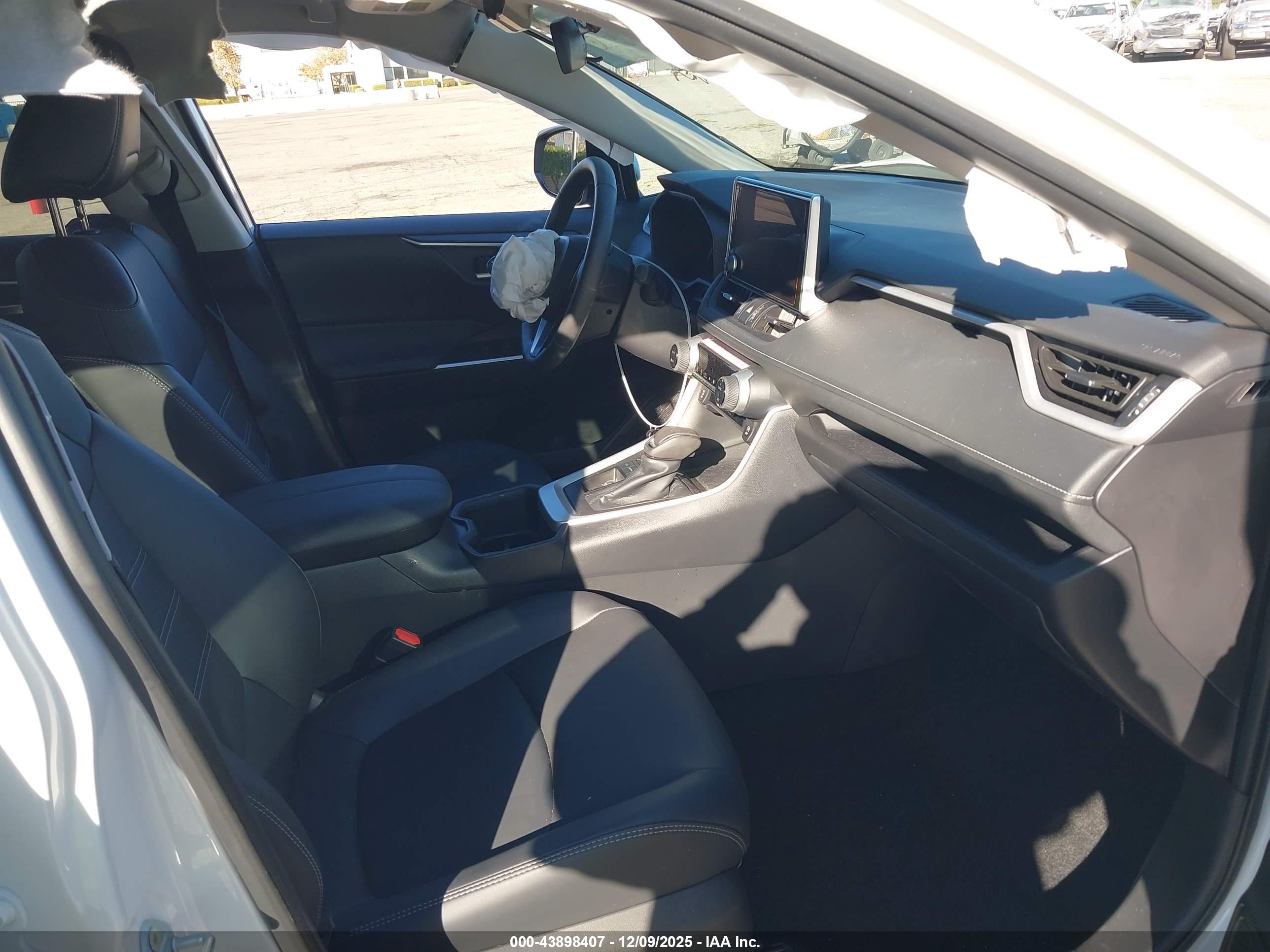 TOYOTA RAV4 image 5