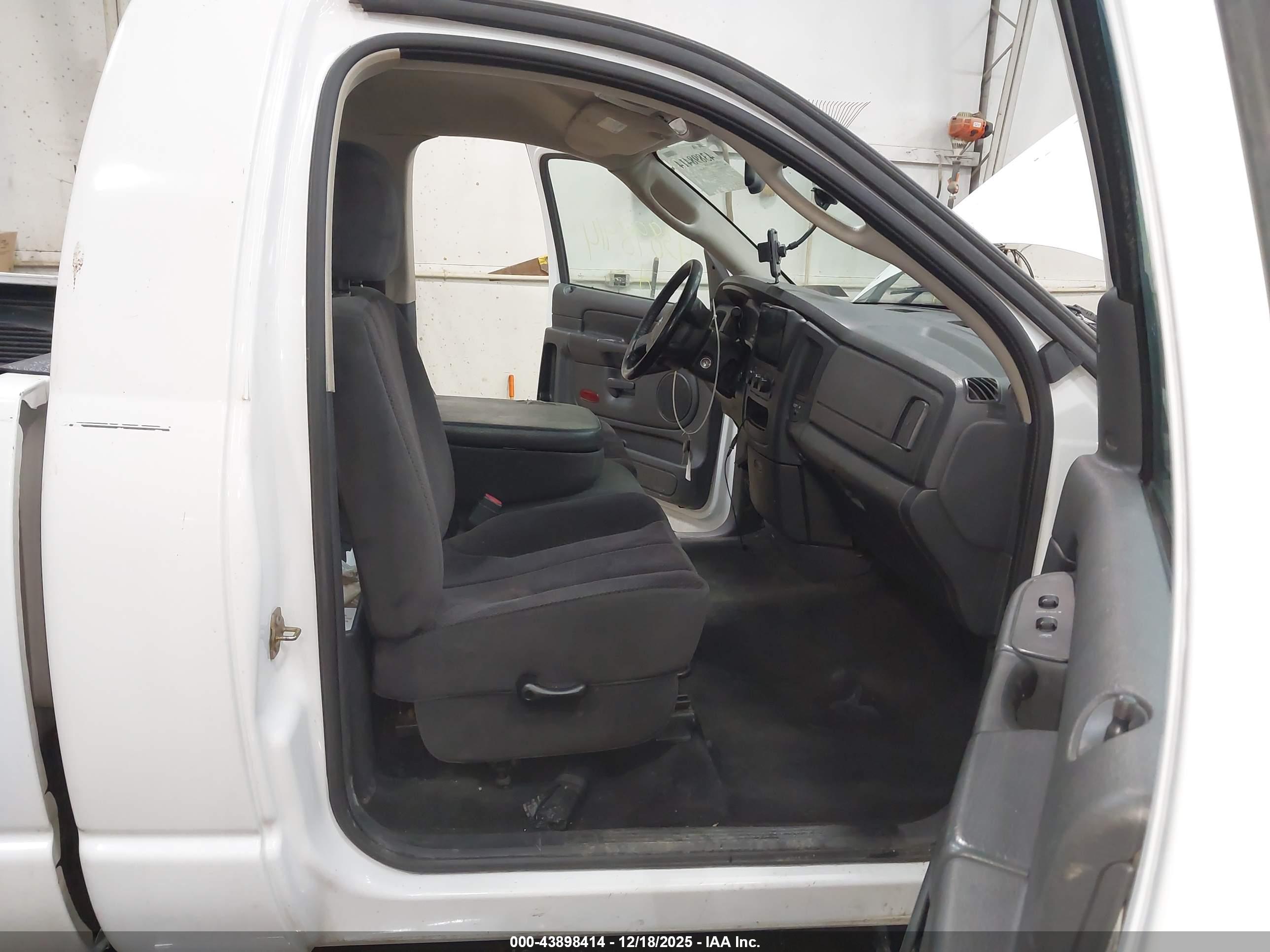 DODGE RAM image 5
