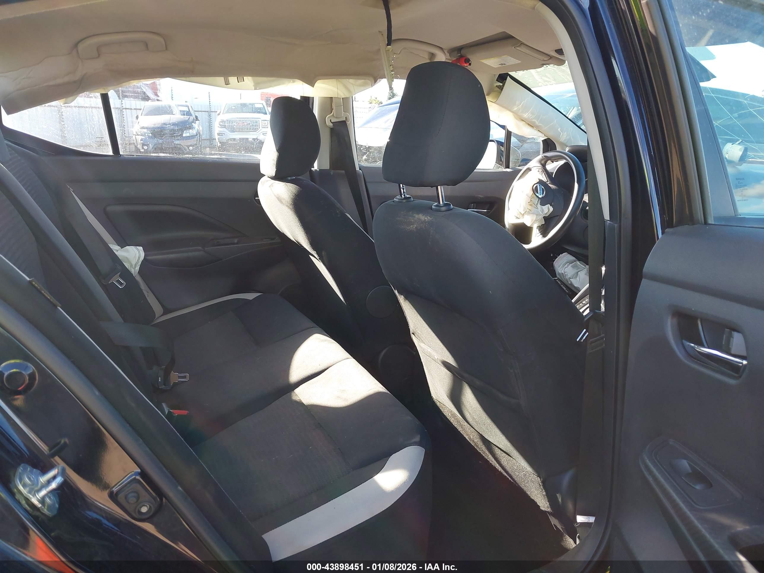 NISSAN VERSA image 8