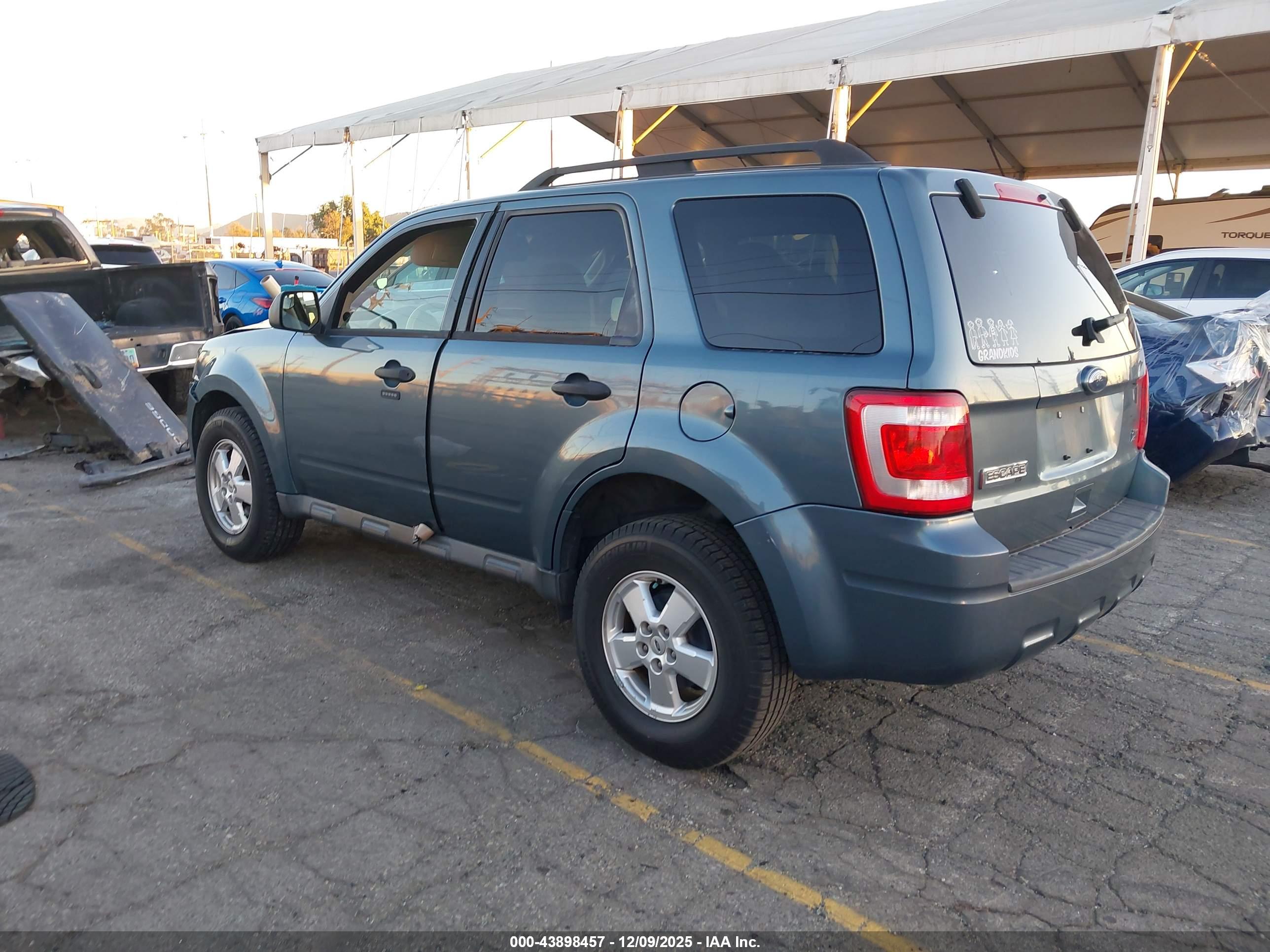 FORD ESCAPE image 3