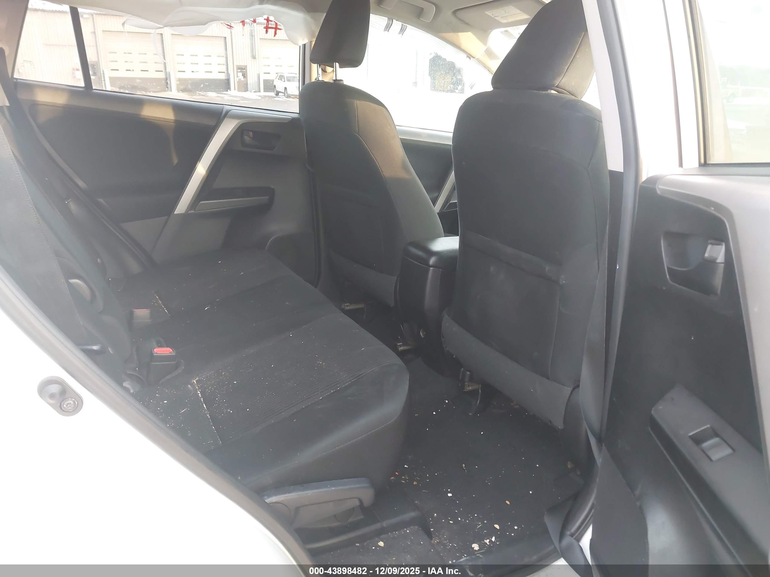 TOYOTA RAV4 image 8