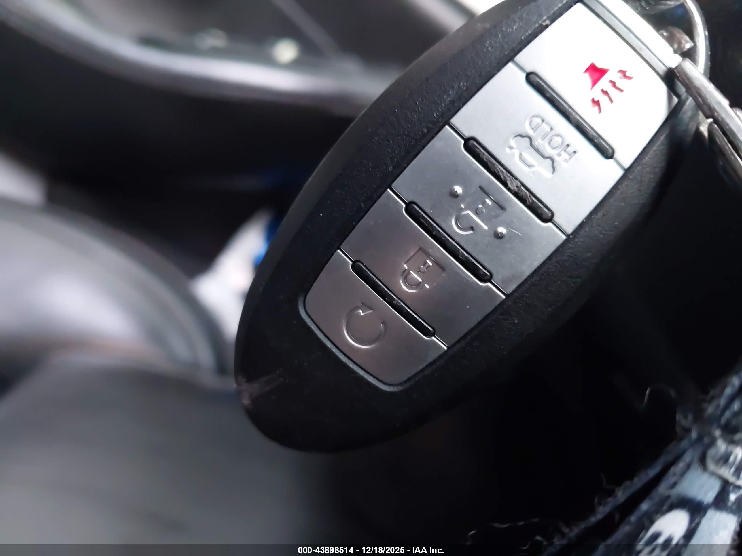 NISSAN MAXIMA image 11