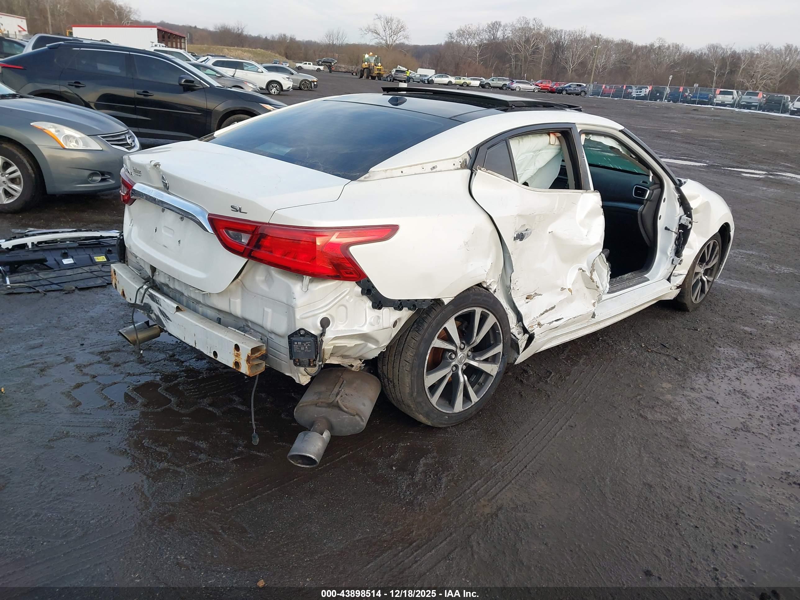 NISSAN MAXIMA image 4
