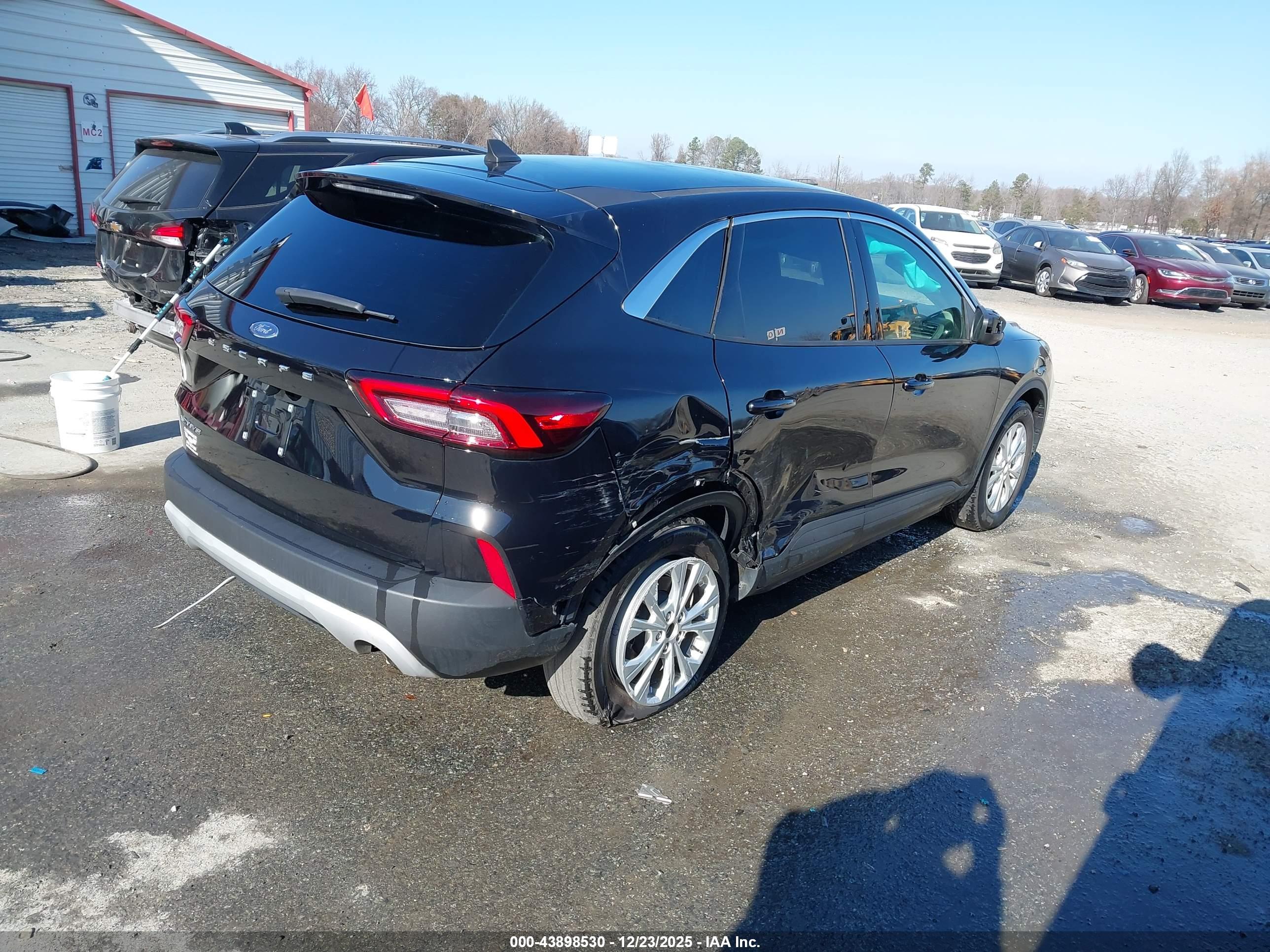 FORD ESCAPE image 4