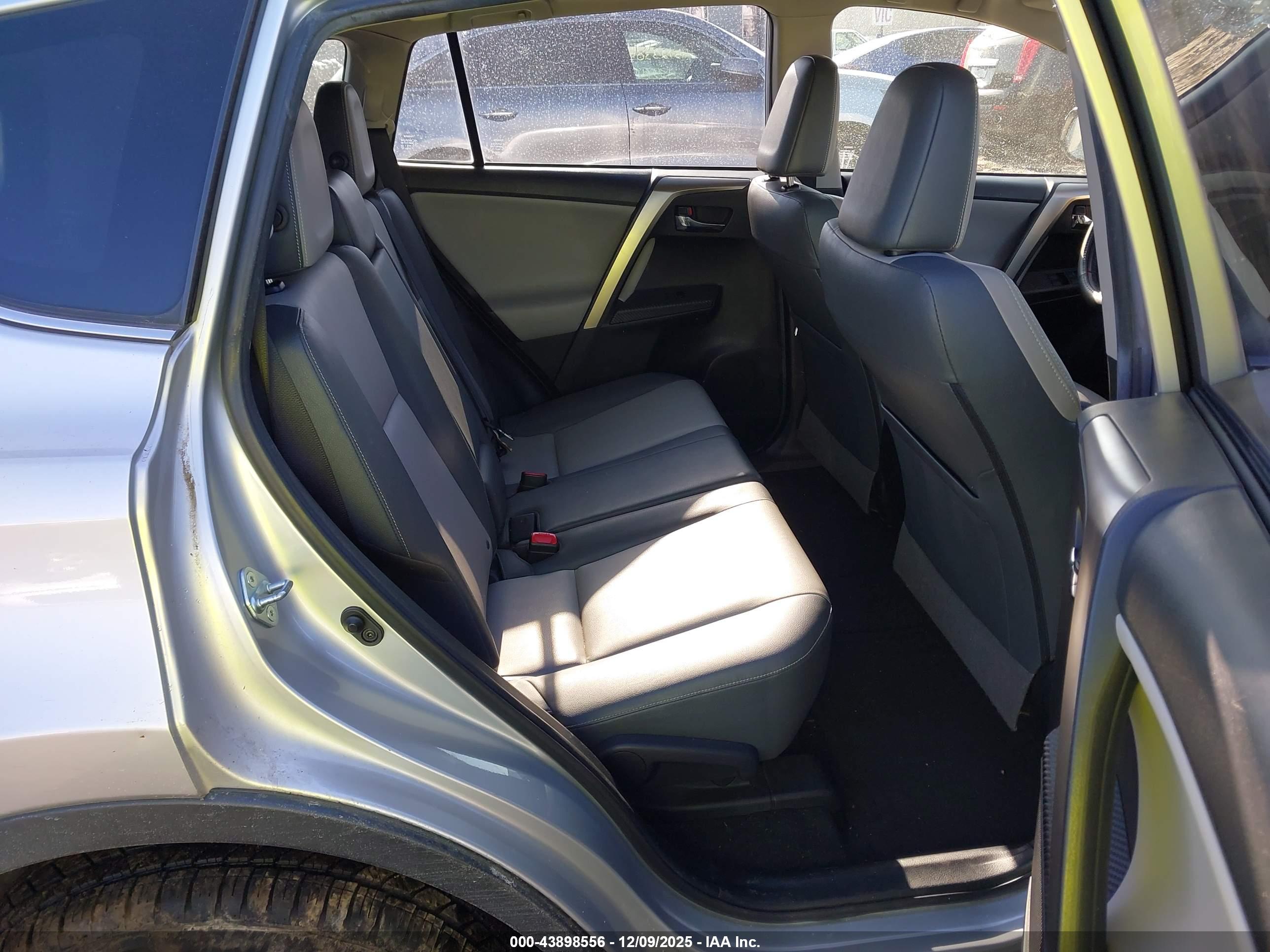 TOYOTA RAV4 image 8