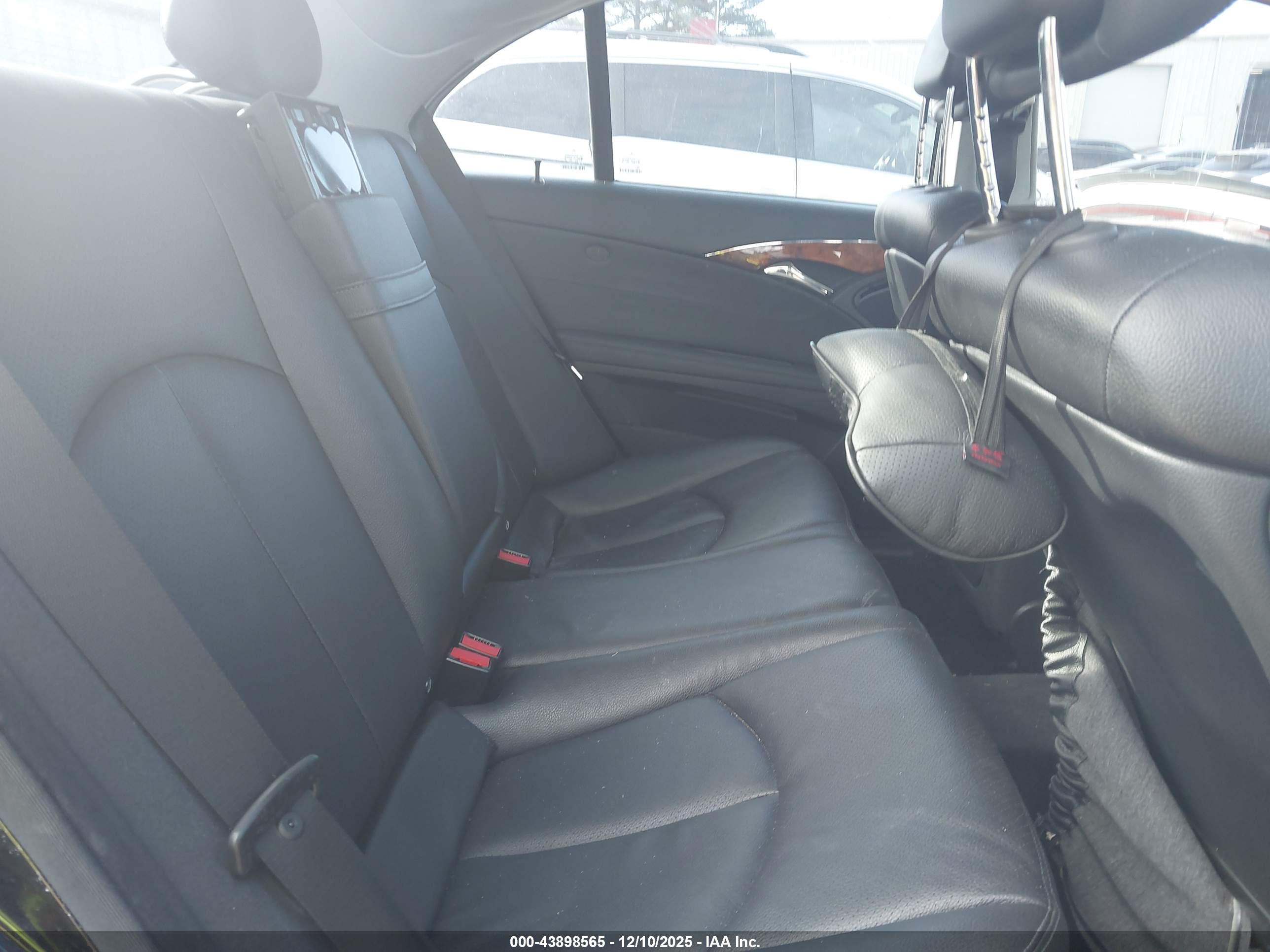 MERCEDES-BENZ E image 8