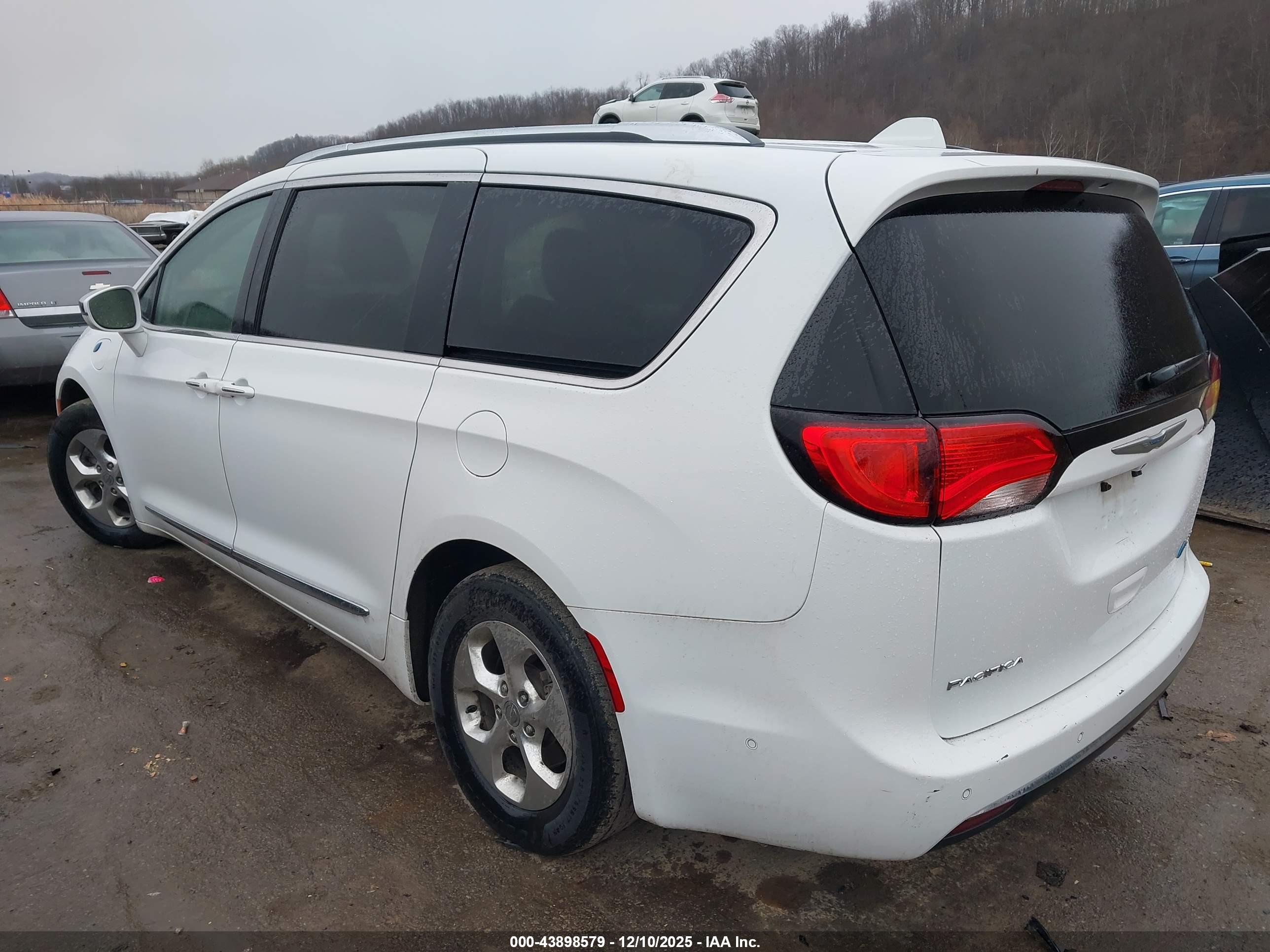 CHRYSLER PACIFICA image 3