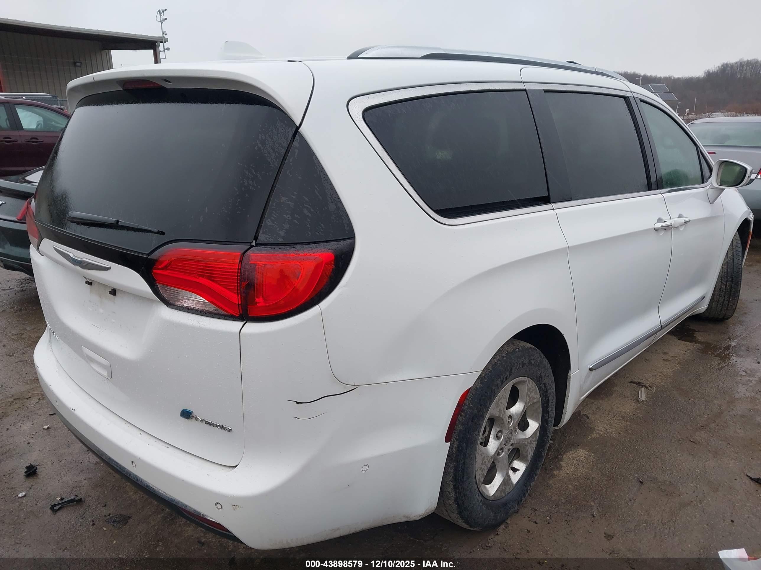 CHRYSLER PACIFICA image 4