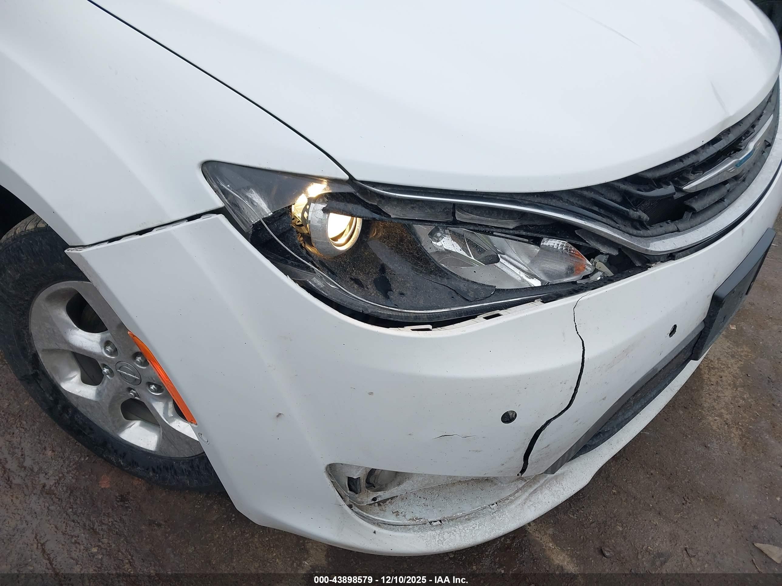CHRYSLER PACIFICA image 6
