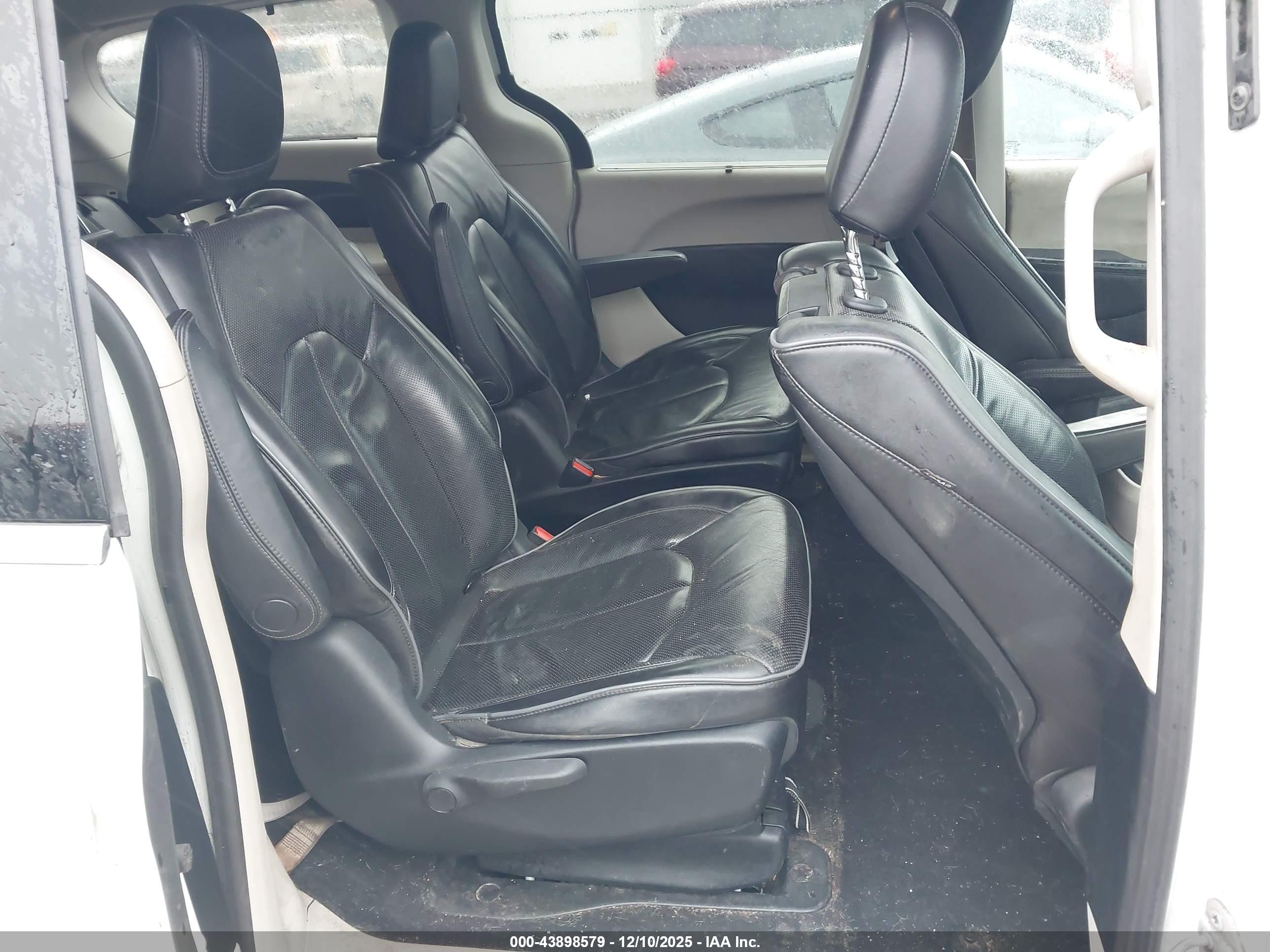CHRYSLER PACIFICA image 8