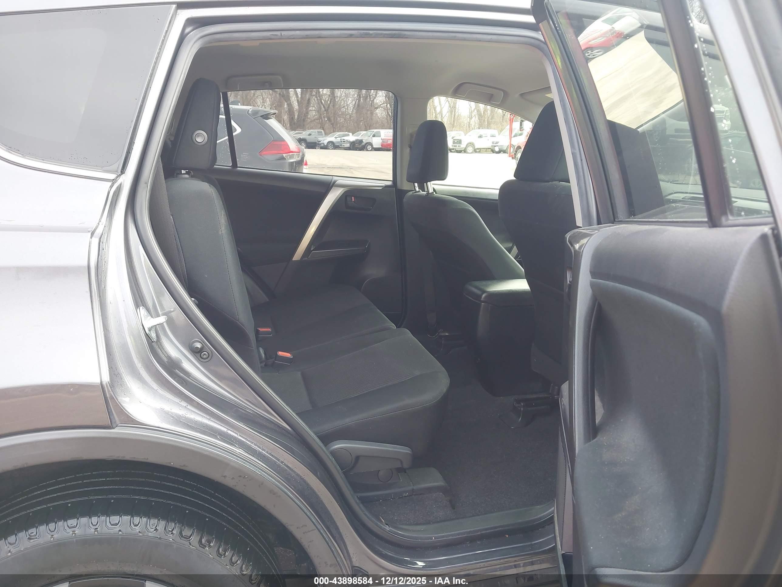 TOYOTA RAV4 image 8