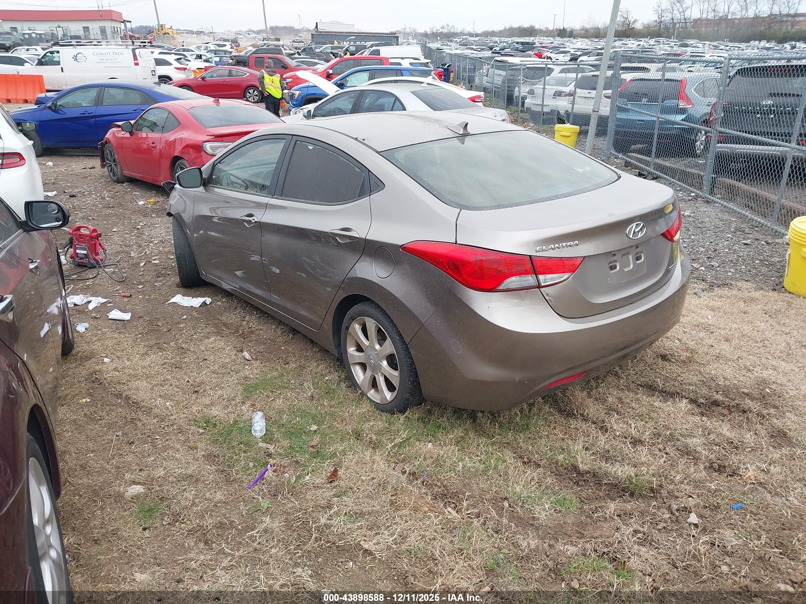 HYUNDAI ELANTRA image 3