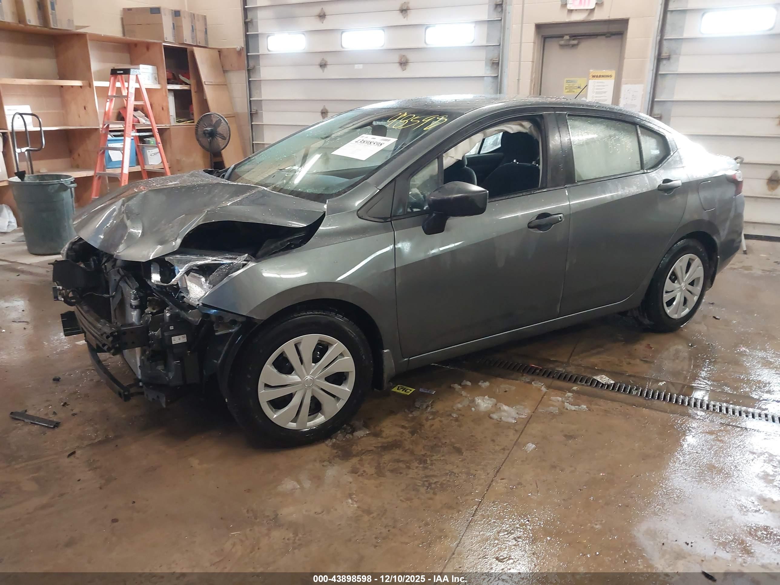 NISSAN VERSA image 2