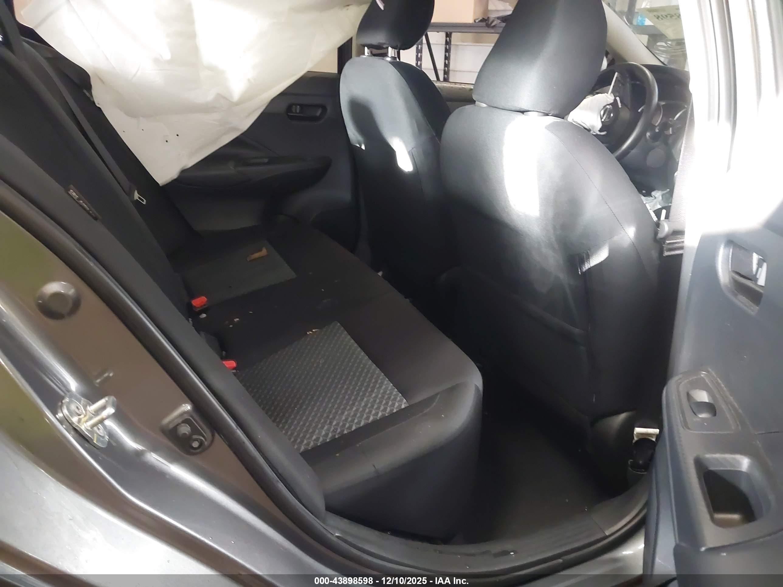 NISSAN VERSA image 8
