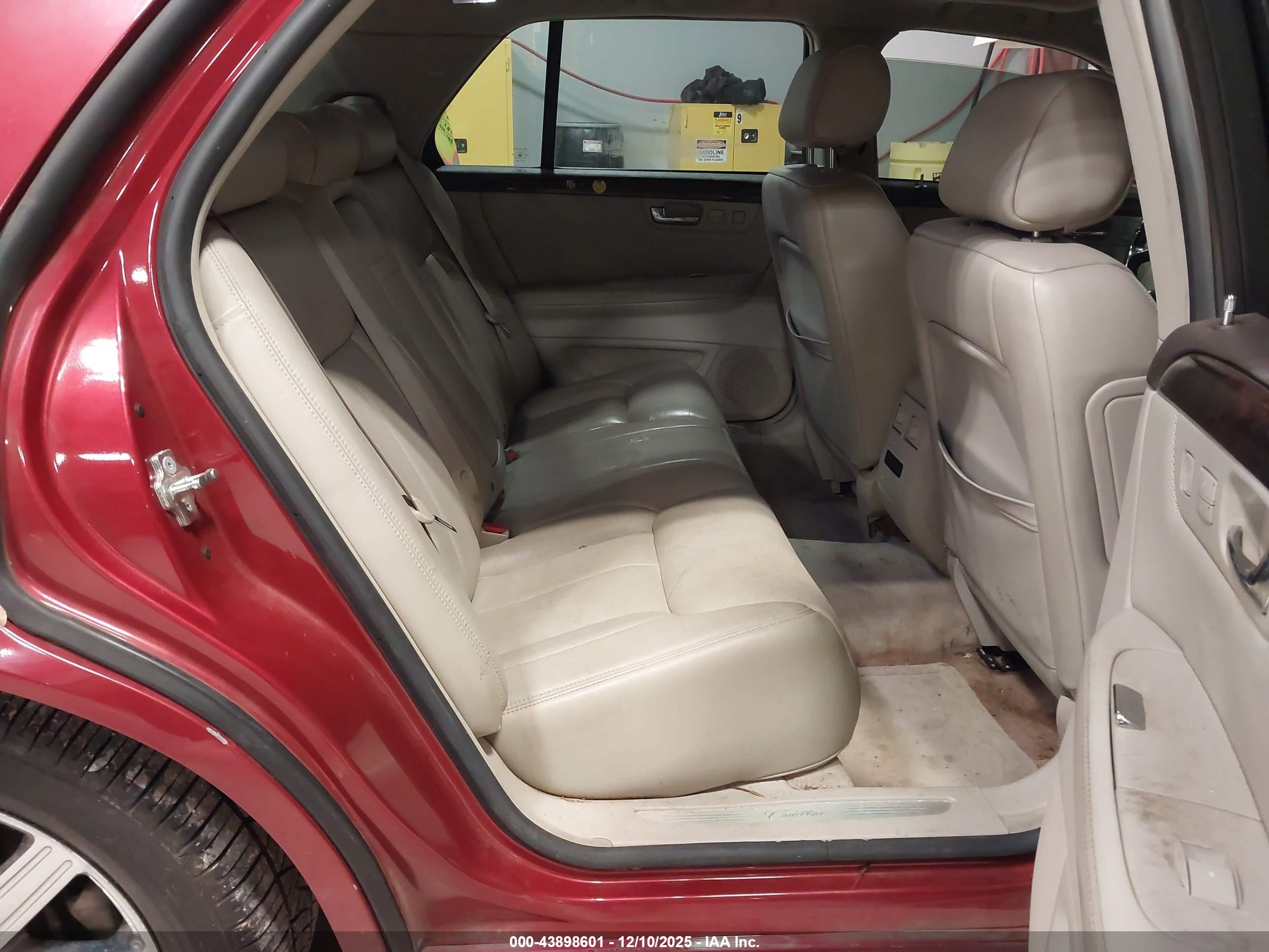 CADILLAC DTS image 8