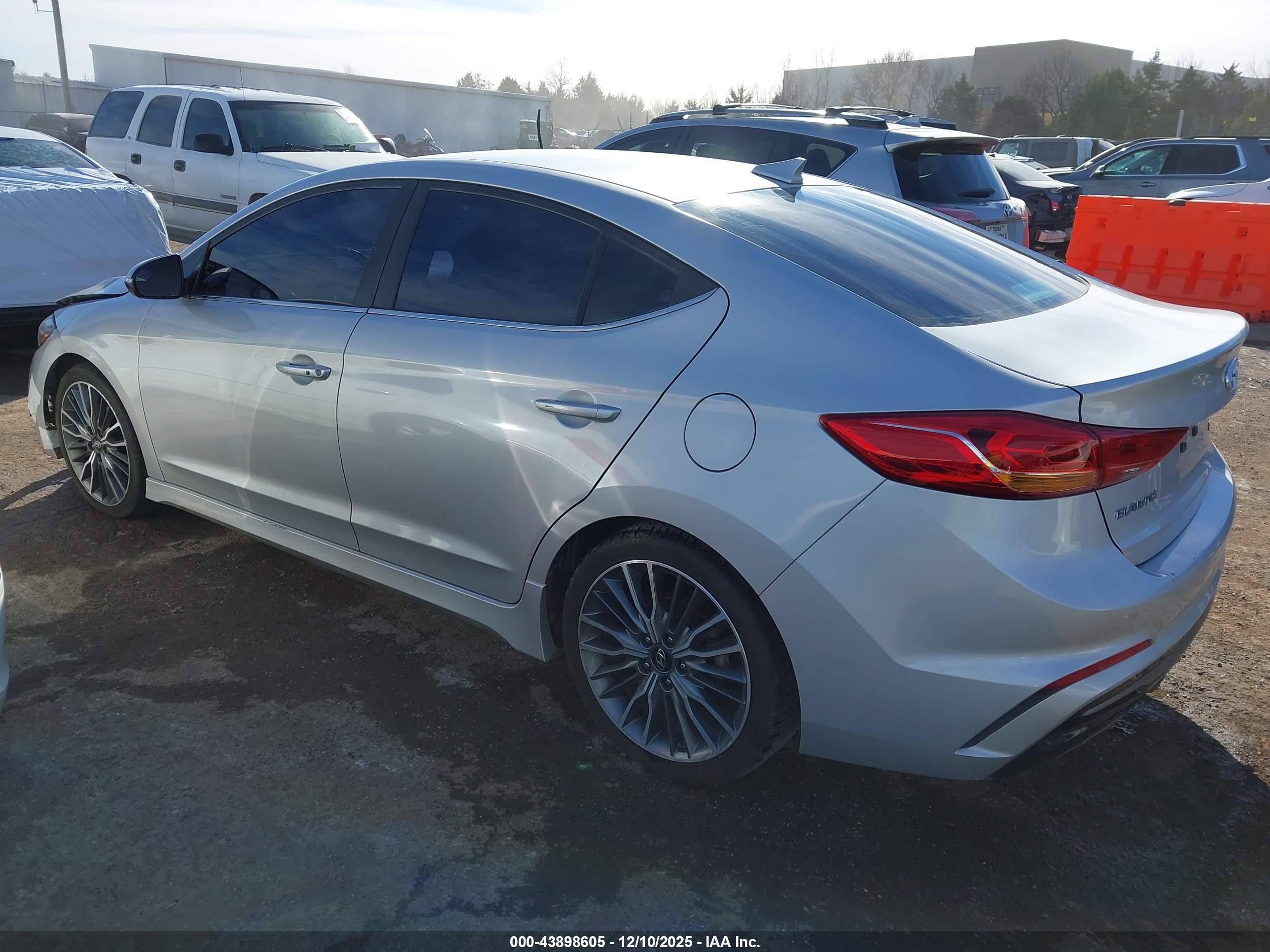 HYUNDAI ELANTRA image 3