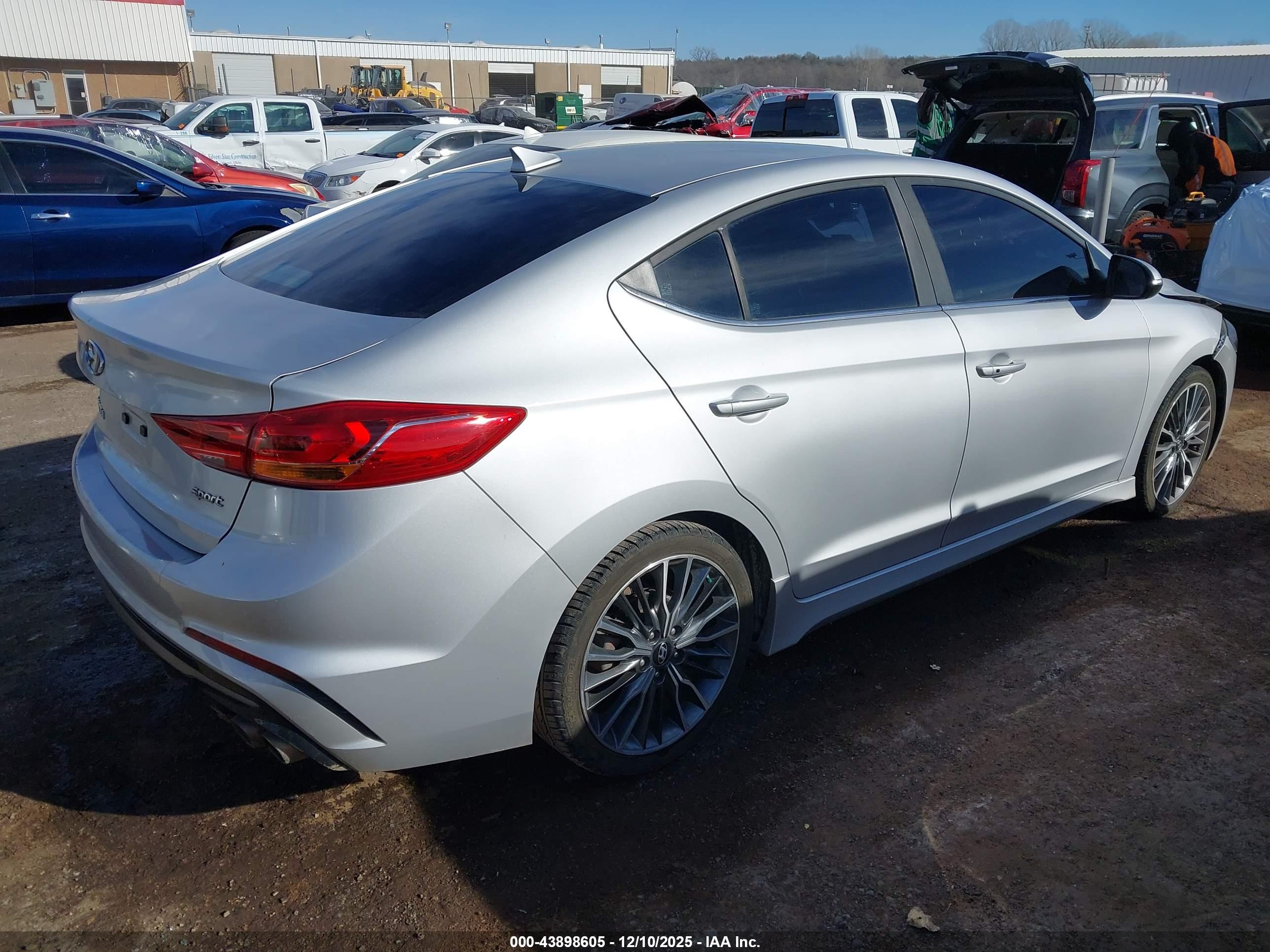 HYUNDAI ELANTRA image 4